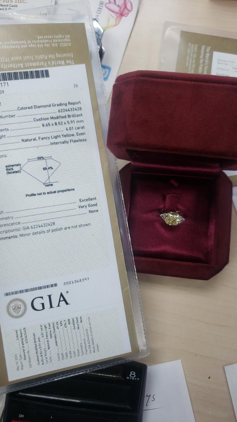 Flawless GIA Certified 4 Carat Fancy Light Yellow Cushion Diamond 18k Gold Ring In New Condition For Sale In Rome, IT
