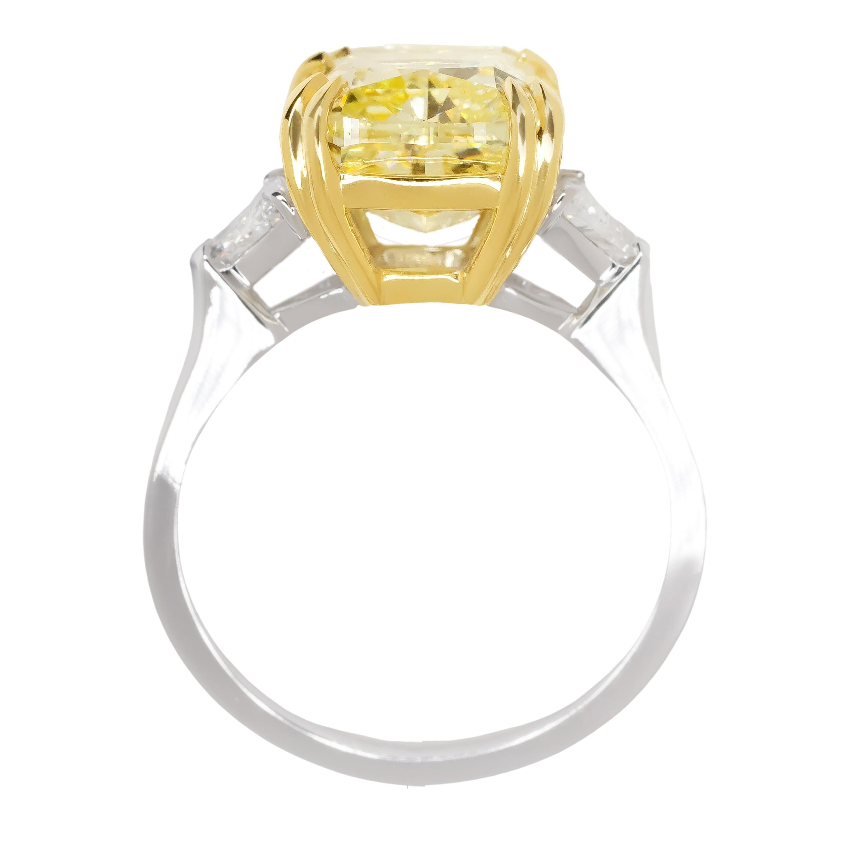 Contemporain Bague en or 18 carats avec diamant taille coussin jaune clair de 4 carats certifié GIA sans défaut en vente