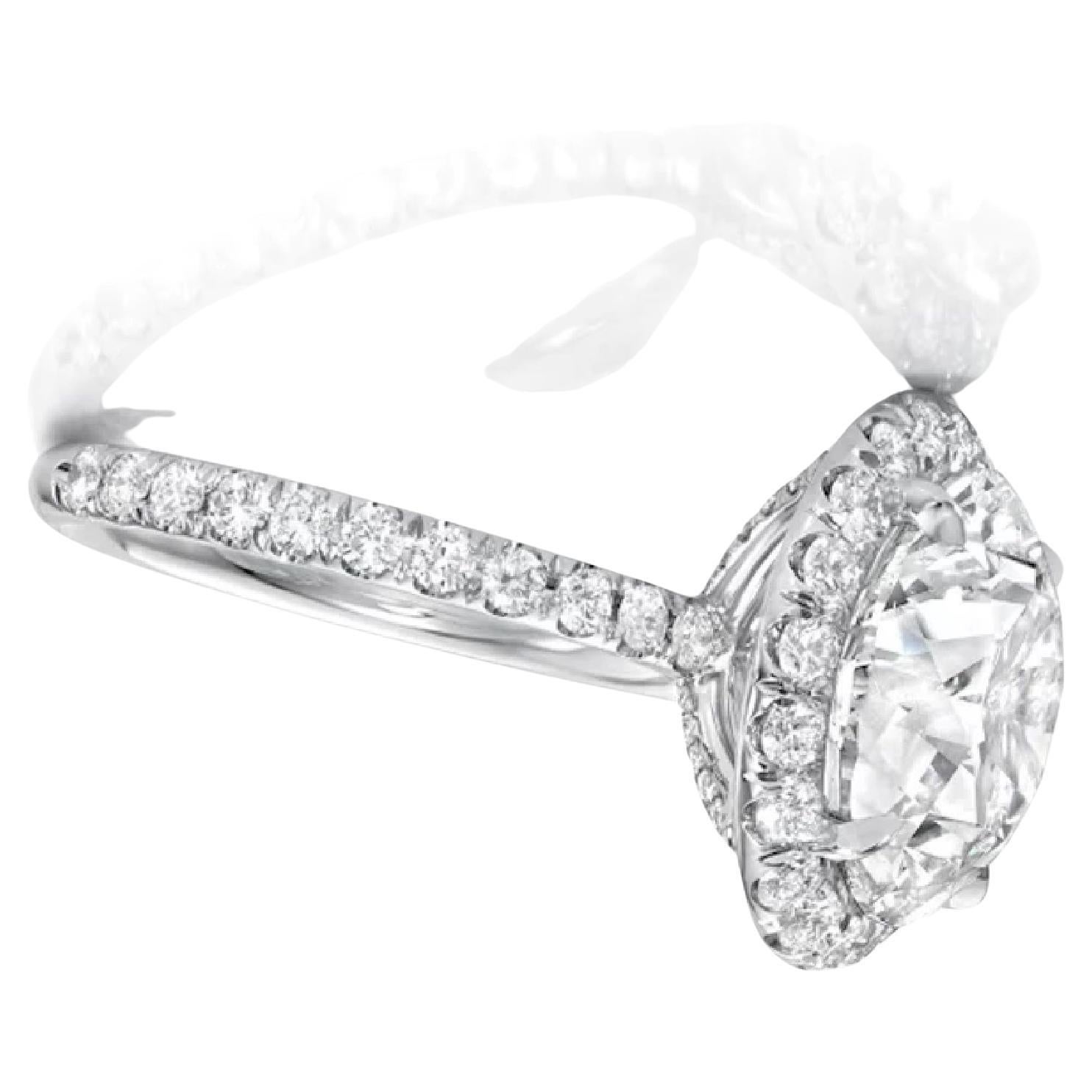 Cette bague en diamant unique est fièrement offerte par Antinori Fine Jewels.

Ce diamant de 4 carats, certifié par le GIA, de couleur G et de pureté interne irréprochable, est serti dans une bague en platine et diamant fabriquée à la main par
