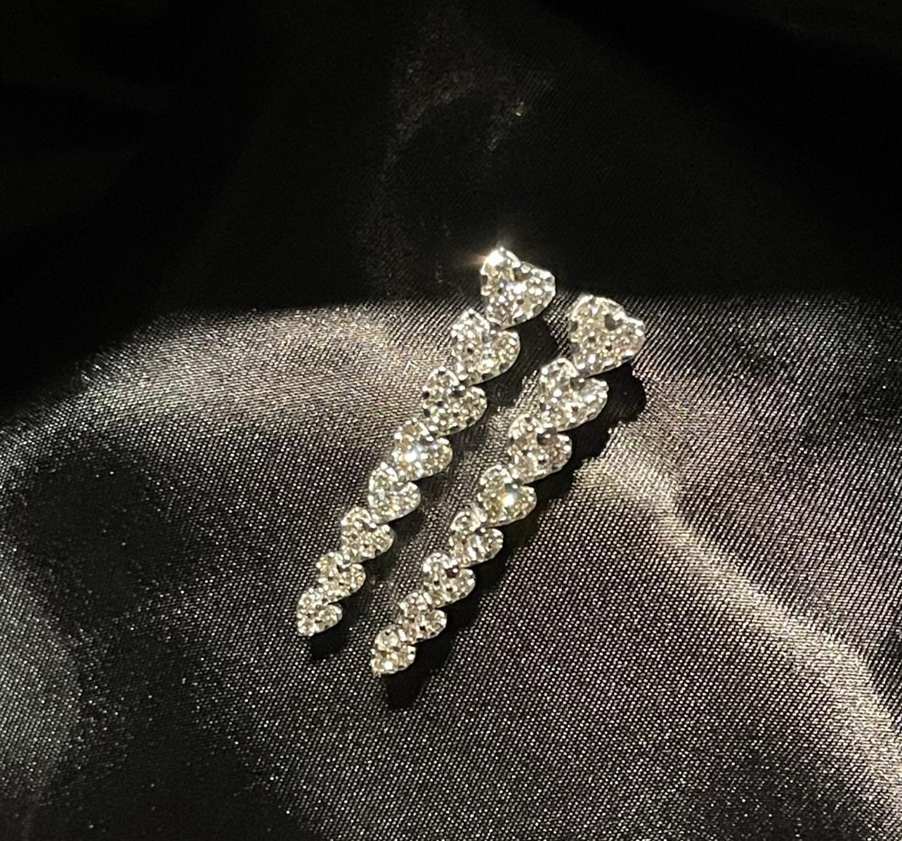 Taille cœur Flawless Heart Diamond 14K (or 18k upon request) White Gold Drop Earrings en vente