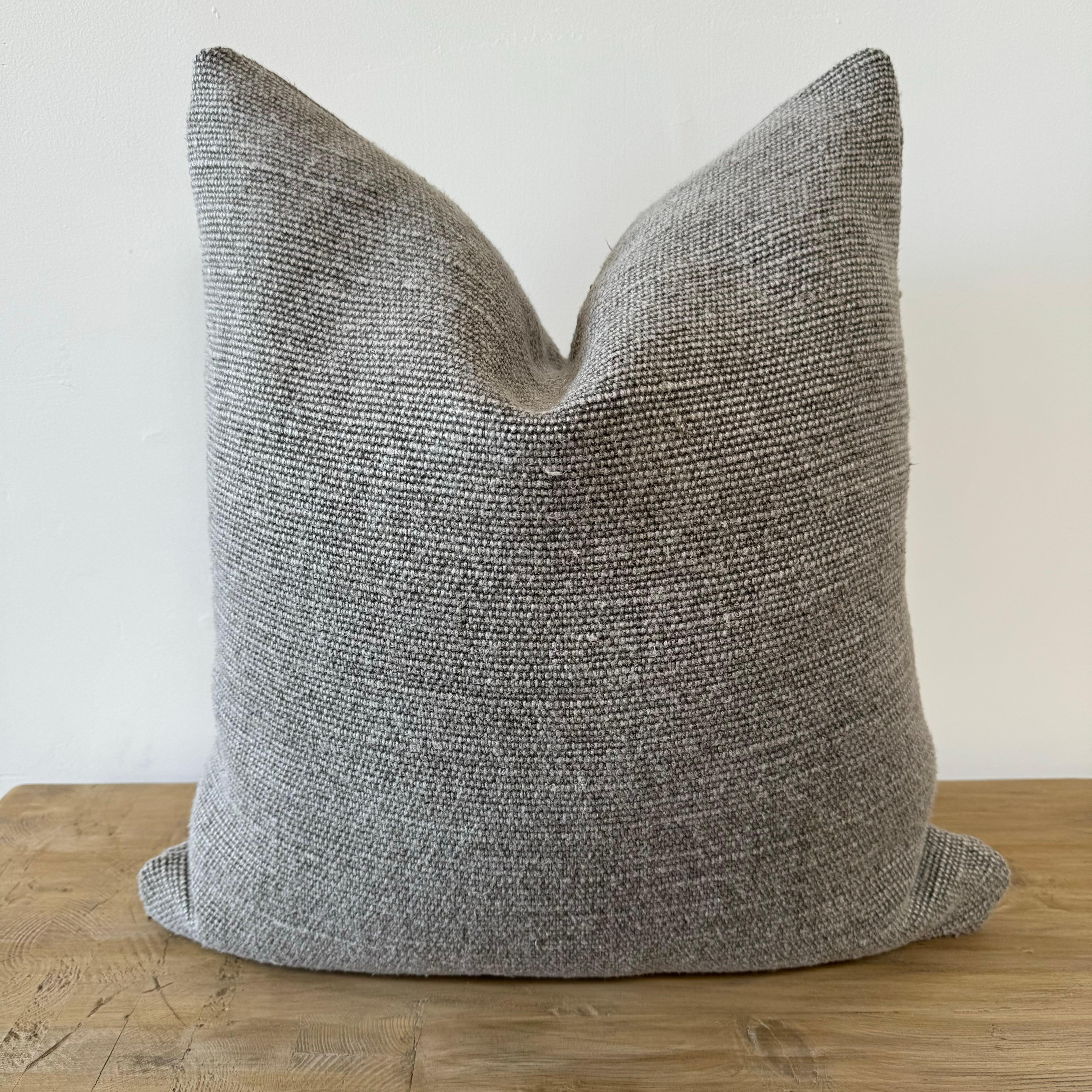 QUESTO È SOLO UN CAMPIONE.

La nostra ultima collezione è il lino Ellen Stonewashed.

Realizzato in lino pesante, con una grammatura di 40,3 once per metro.

Tinto a pigmento, cucito con cerniera in ottone antico e bordo overlock.

Forse la nostra