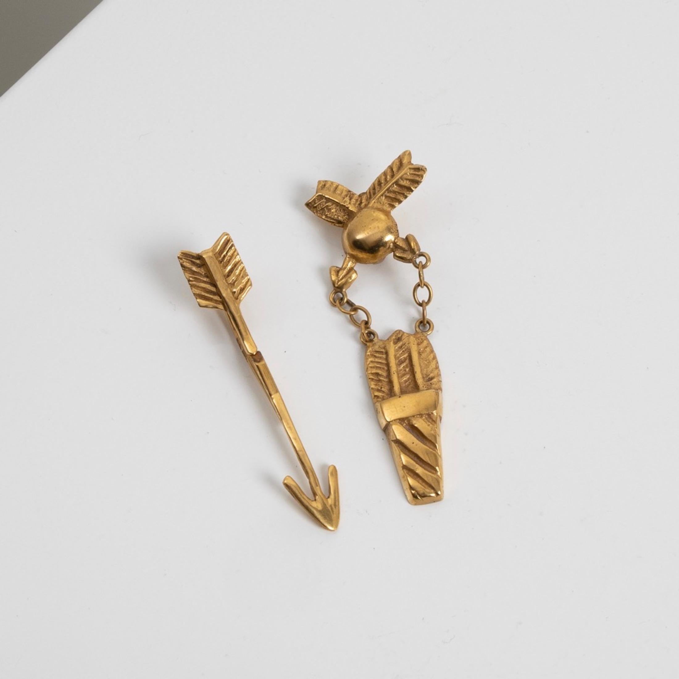 About Flèche et Carquois (Arrow and Quiver) by Line Vautrin
Rare pair of gilt bronze earrings.
One of the earrings represents an arrow which is placed on the side of the ear and gives the illusion of an arrow which would pierce the ear.
The