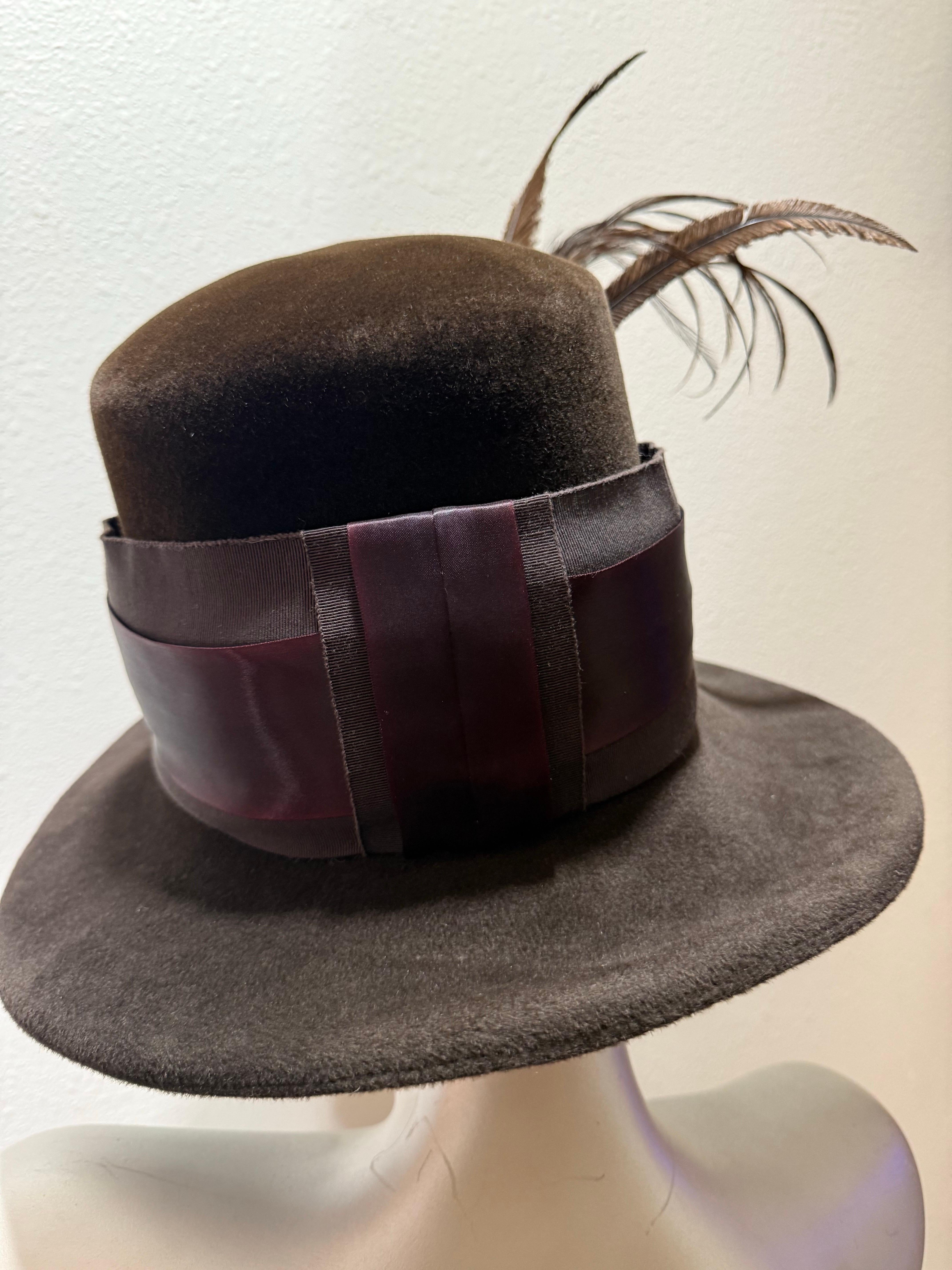 Flechet - Paris Rich Brown Pelz Filz Fedora Hut mit breiter Krempe hohe Krone & Federn im Angebot 5