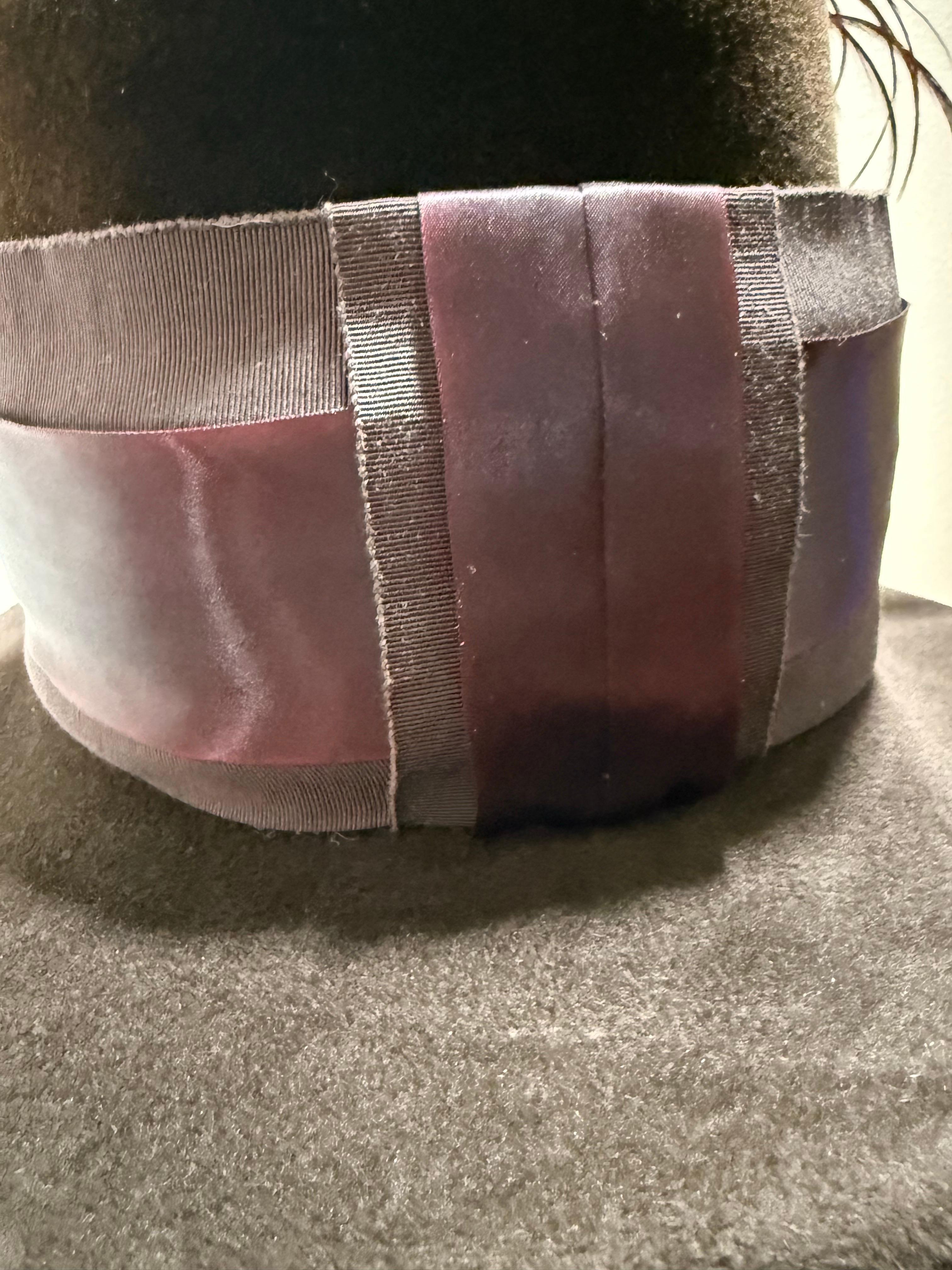 Flechet - Paris Rich Brown Pelz Filz Fedora Hut mit breiter Krempe hohe Krone & Federn im Angebot 6