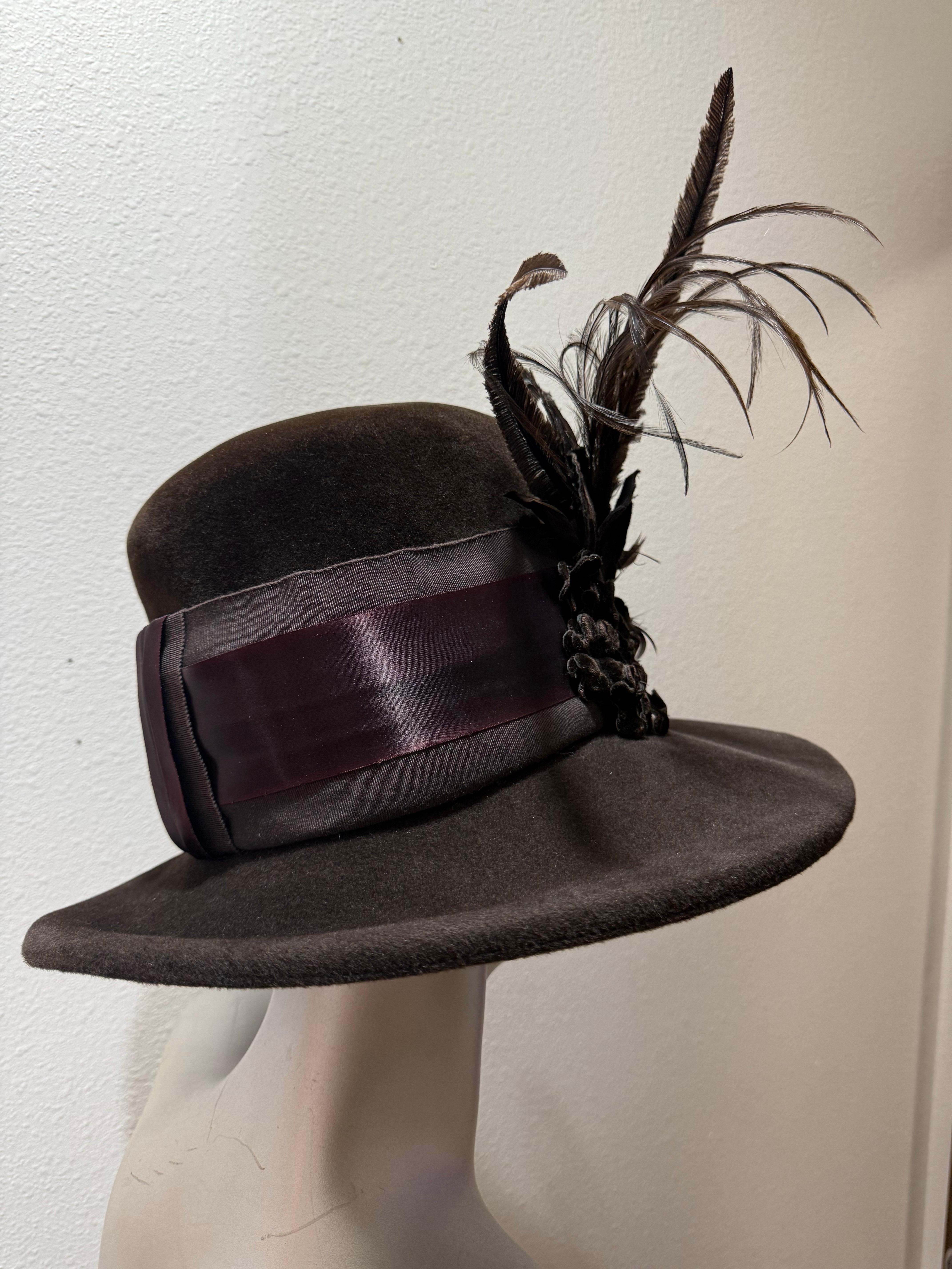 Flechet - Paris Rich Brown Pelz Filz Fedora Hut mit breiter Krempe hohe Krone & Federn im Angebot 7