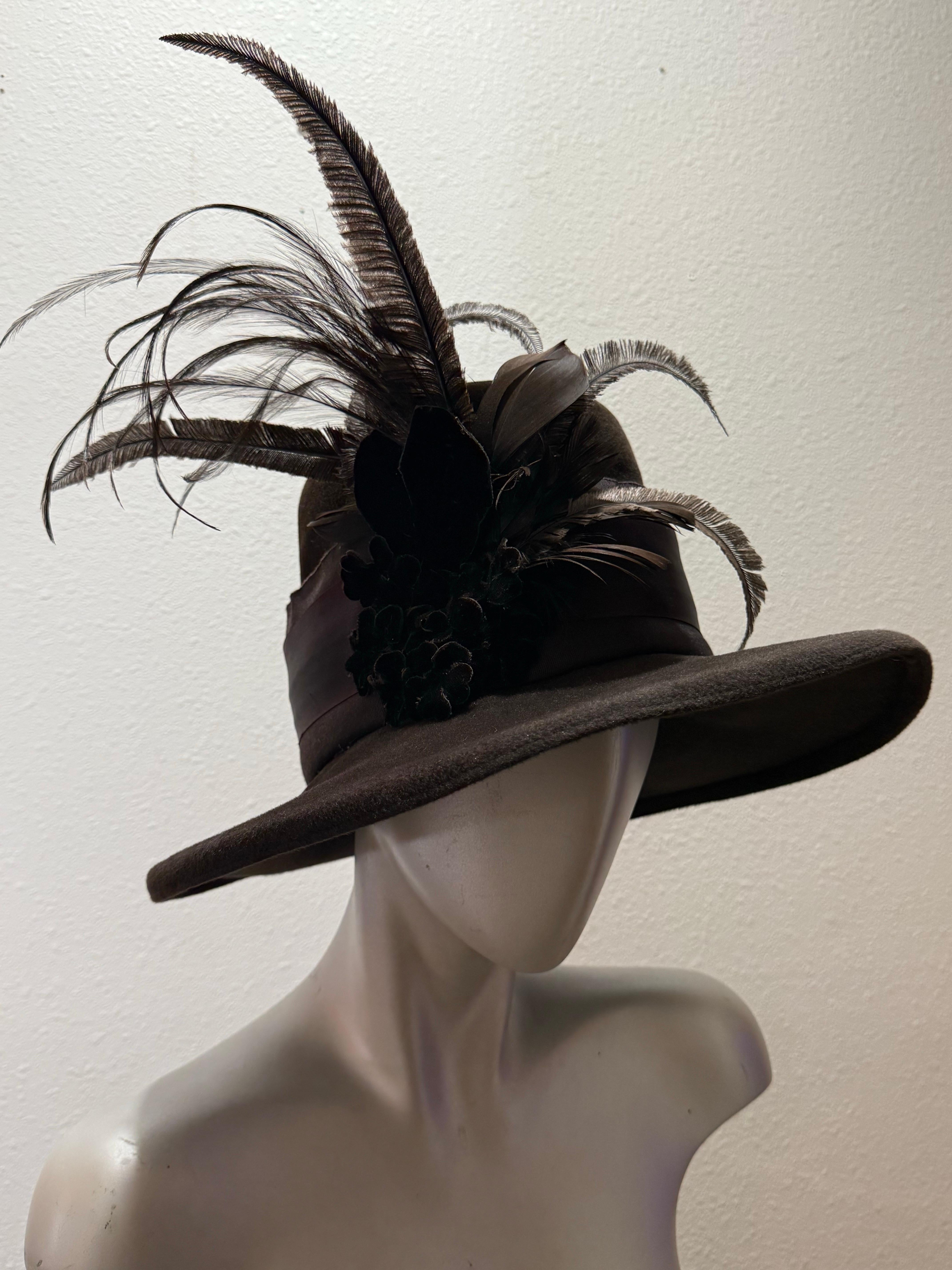 Flechet - Paris Rich Brown Pelz Filz Fedora Hut mit breiter Krempe hohe Krone & Federn im Angebot 8