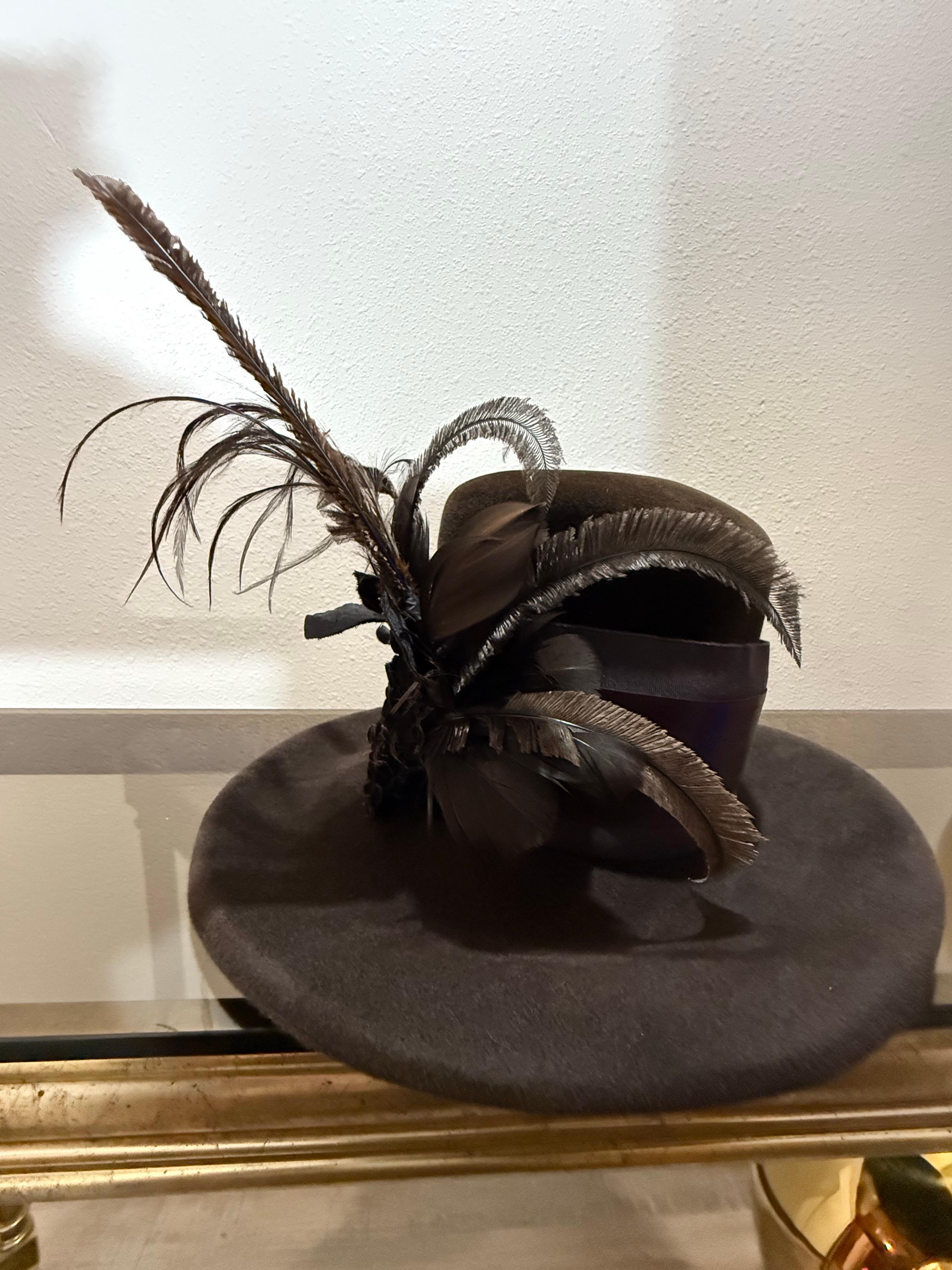 Flechet - Paris Rich Brown Pelz Filz Fedora Hut mit breiter Krempe hohe Krone & Federn im Angebot 9