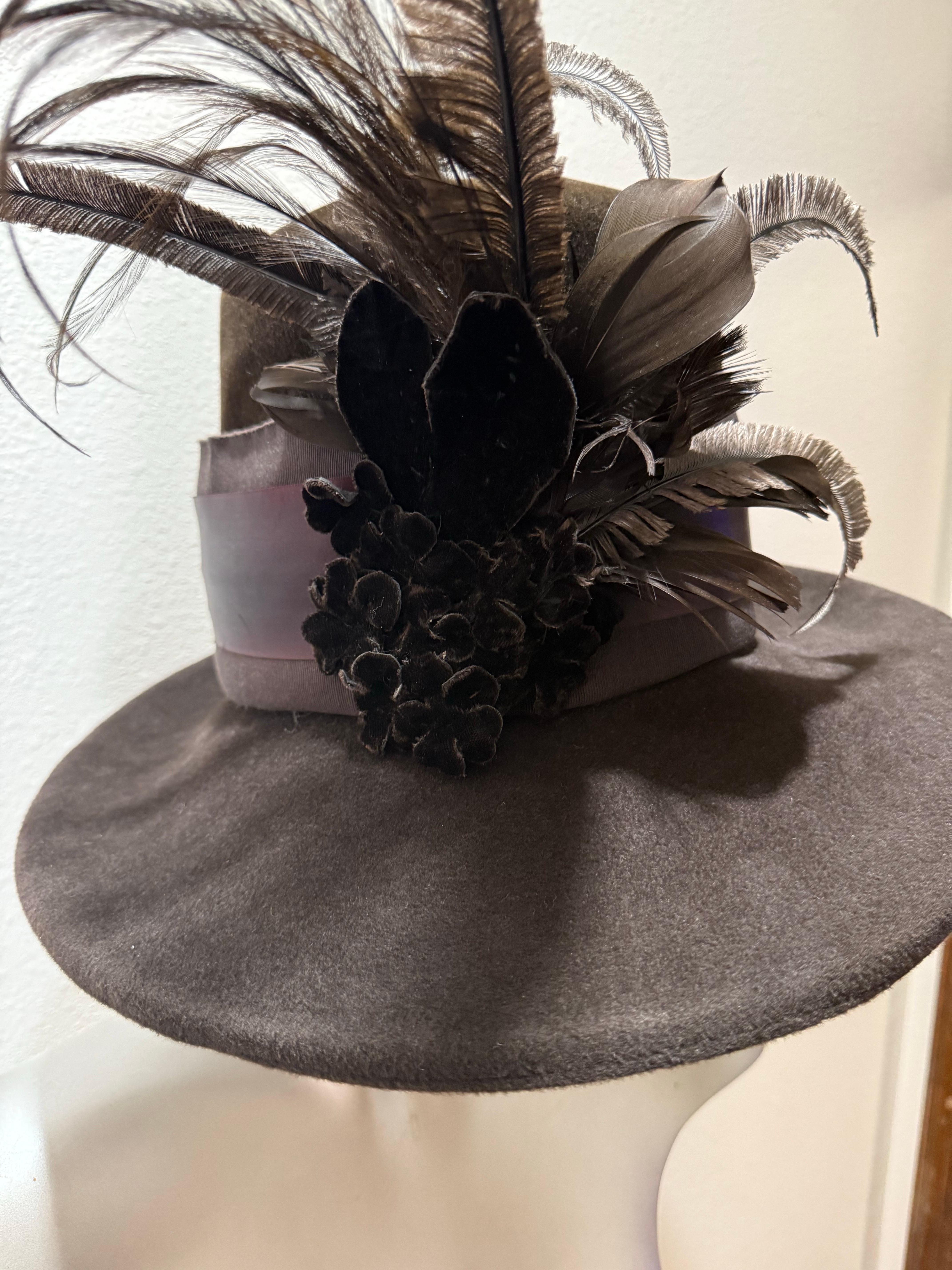 Flechet - Paris Rich Brown Pelz Filz Fedora Hut mit breiter Krempe hohe Krone & Federn (Schwarz) im Angebot