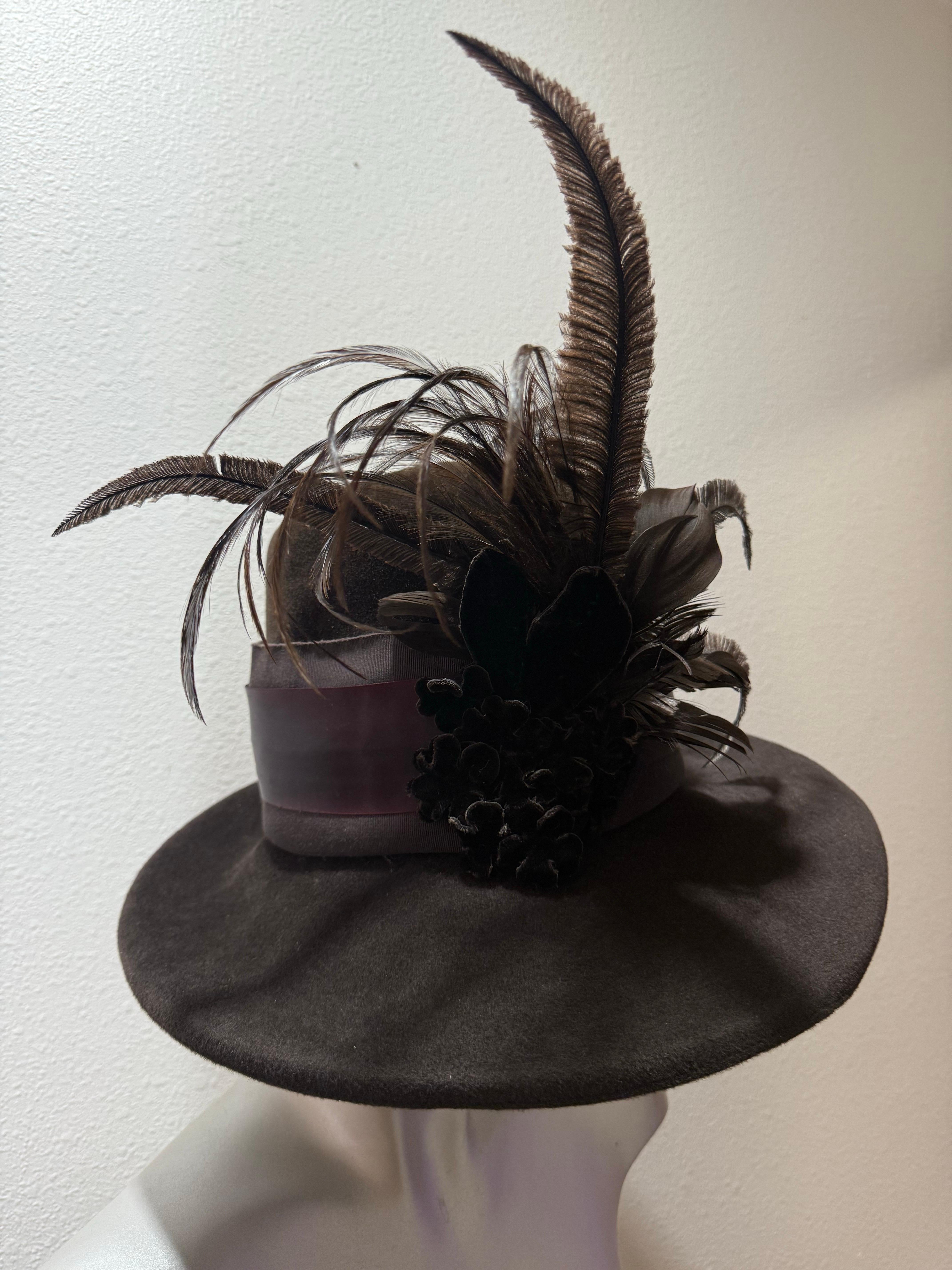 Flechet - Paris Rich Brown Pelz Filz Fedora Hut mit breiter Krempe hohe Krone & Federn im Zustand „Hervorragend“ im Angebot in Gresham, OR