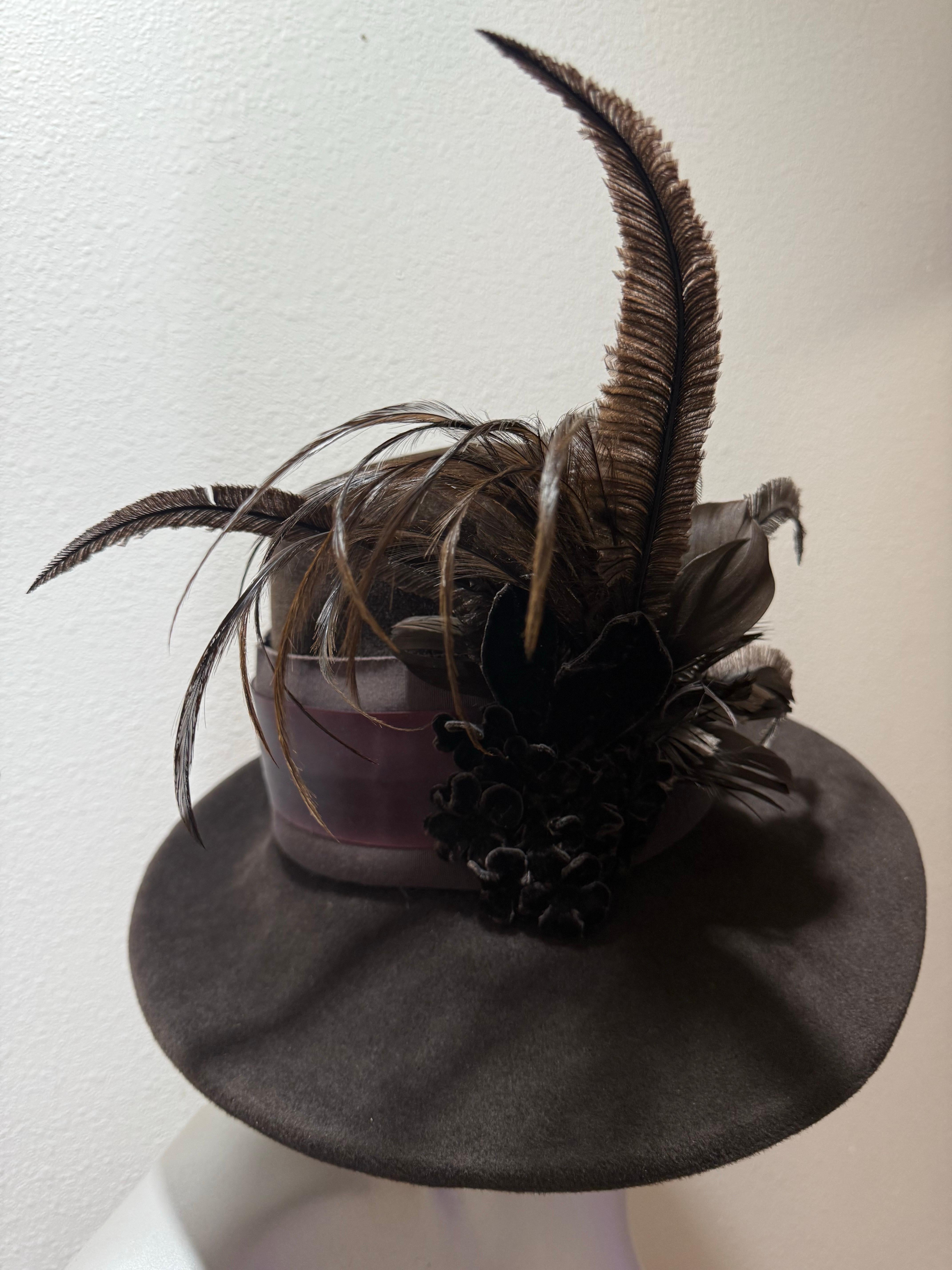 Flechet - Paris Rich Brown Pelz Filz Fedora Hut mit breiter Krempe hohe Krone & Federn im Angebot 1