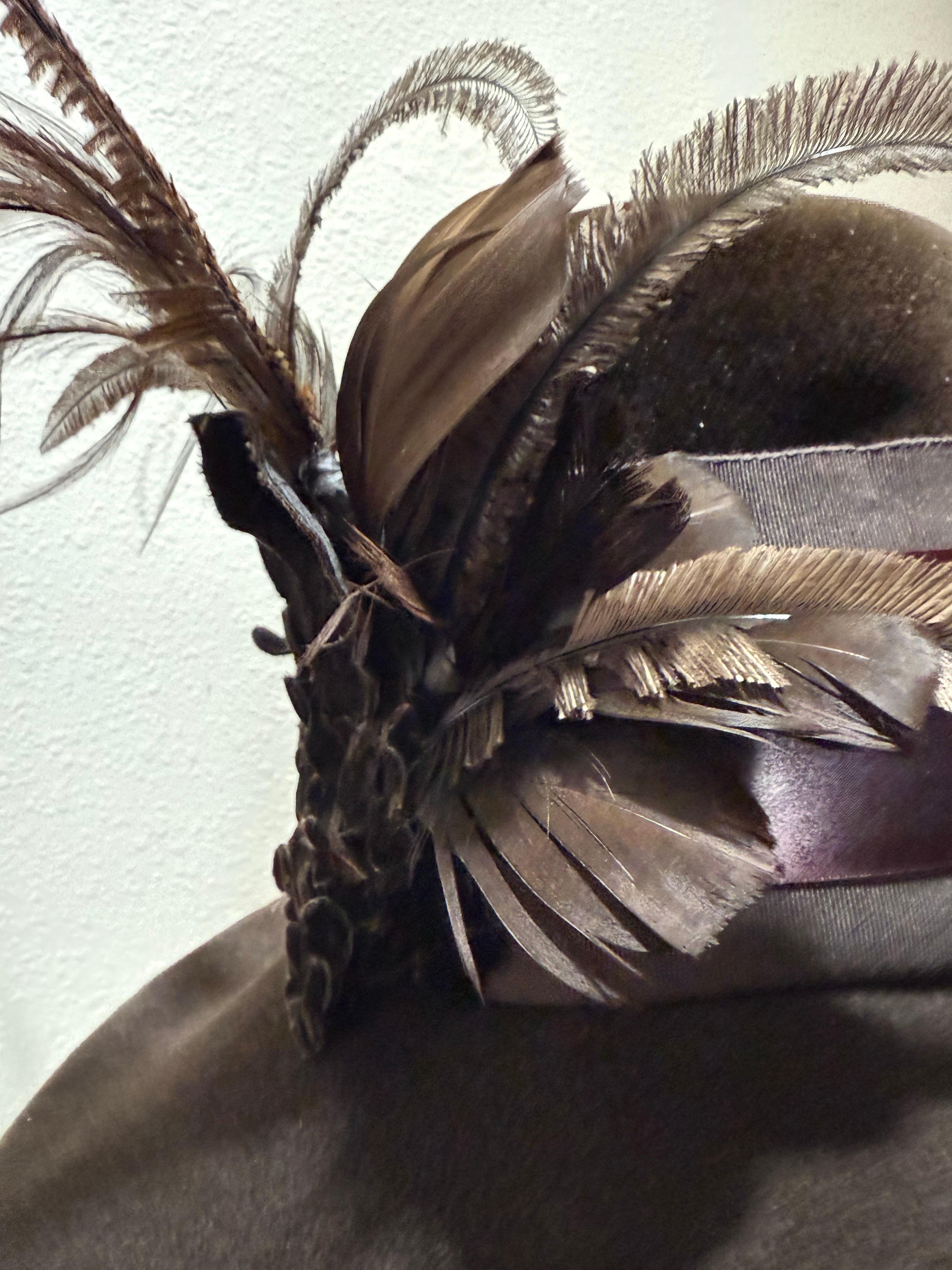 Flechet - Paris Rich Brown Pelz Filz Fedora Hut mit breiter Krempe hohe Krone & Federn im Angebot 2