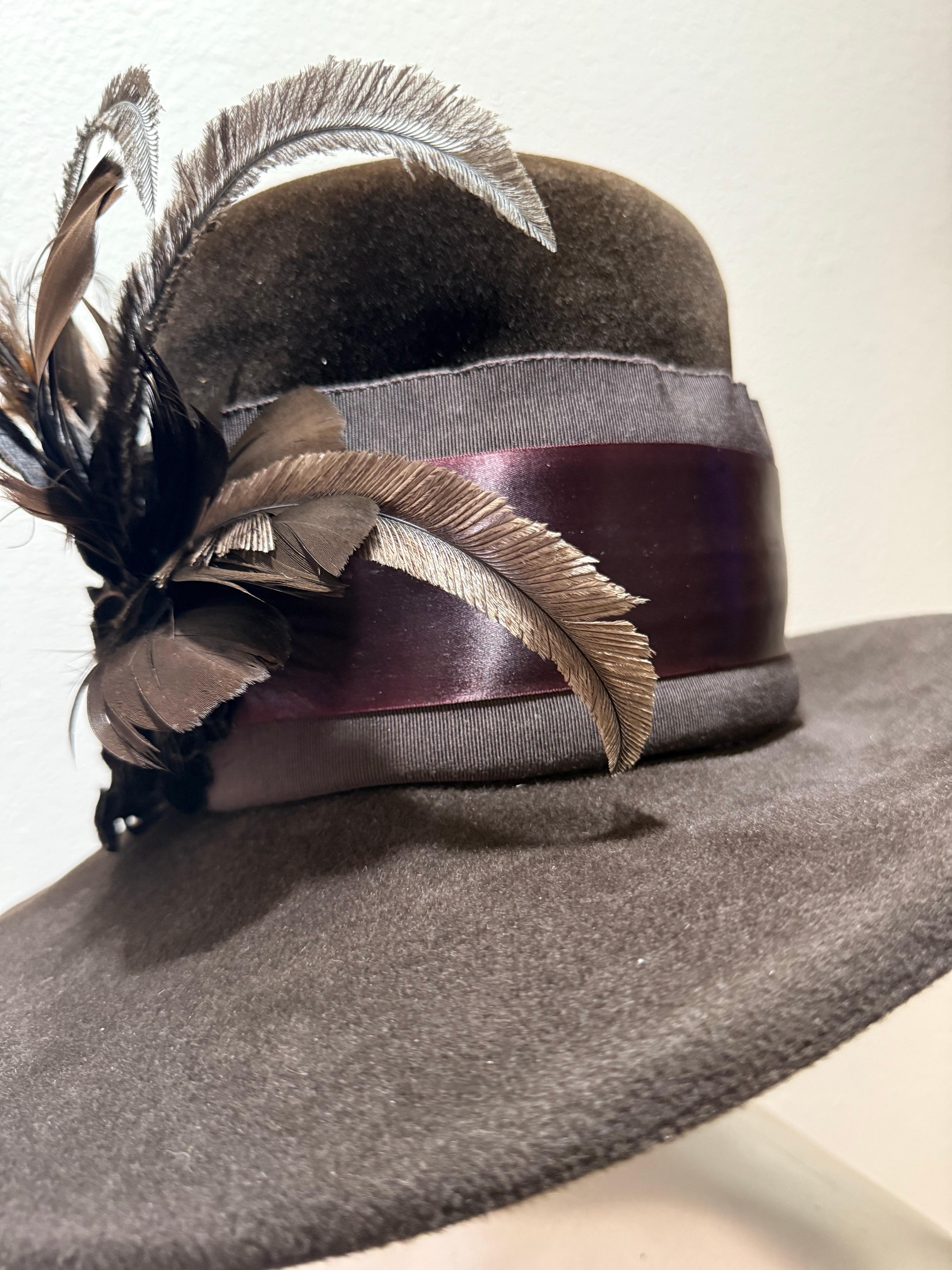 Flechet - Paris Rich Brown Pelz Filz Fedora Hut mit breiter Krempe hohe Krone & Federn im Angebot 3