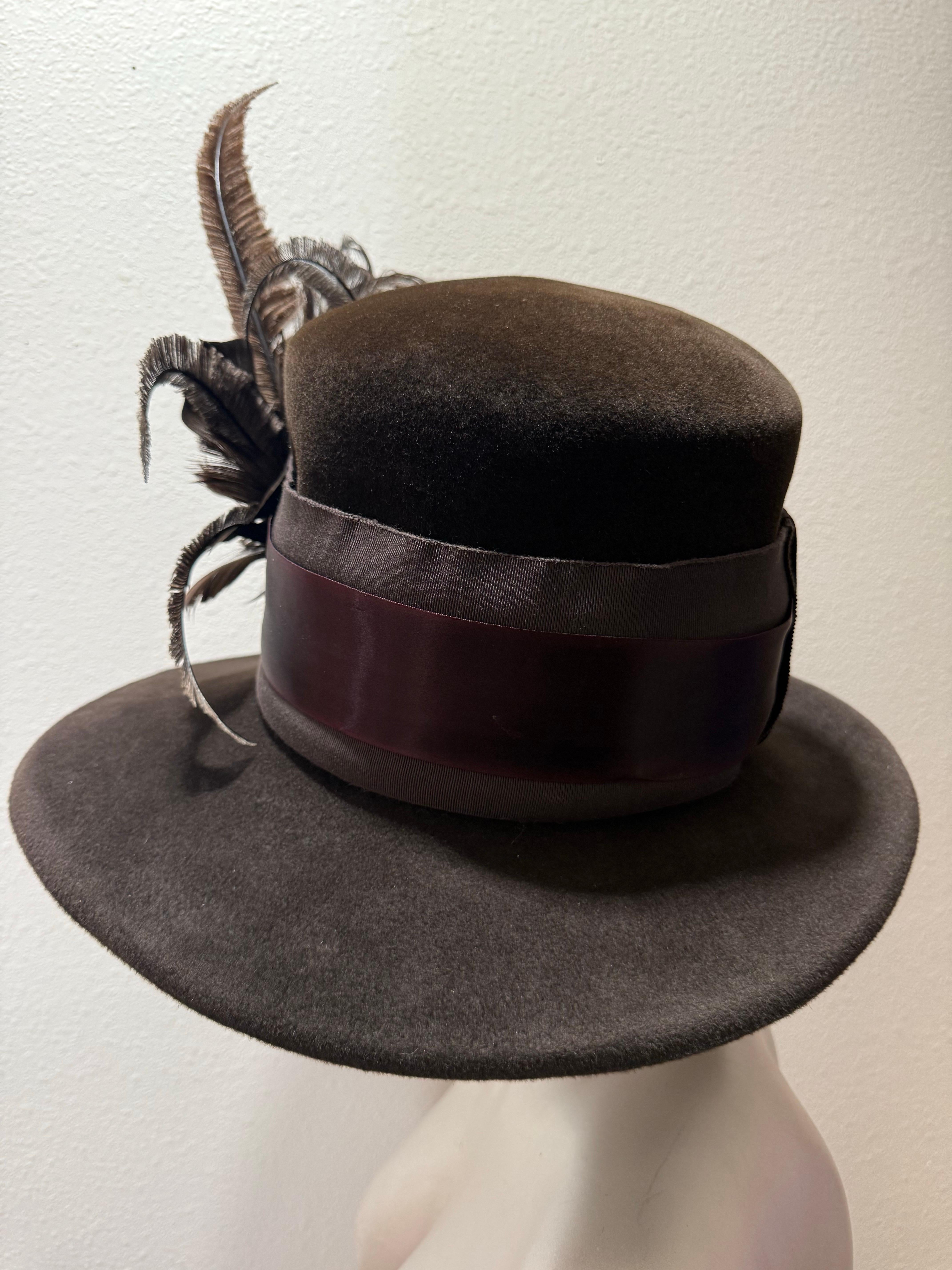 Flechet - Paris Rich Brown Pelz Filz Fedora Hut mit breiter Krempe hohe Krone & Federn im Angebot 4