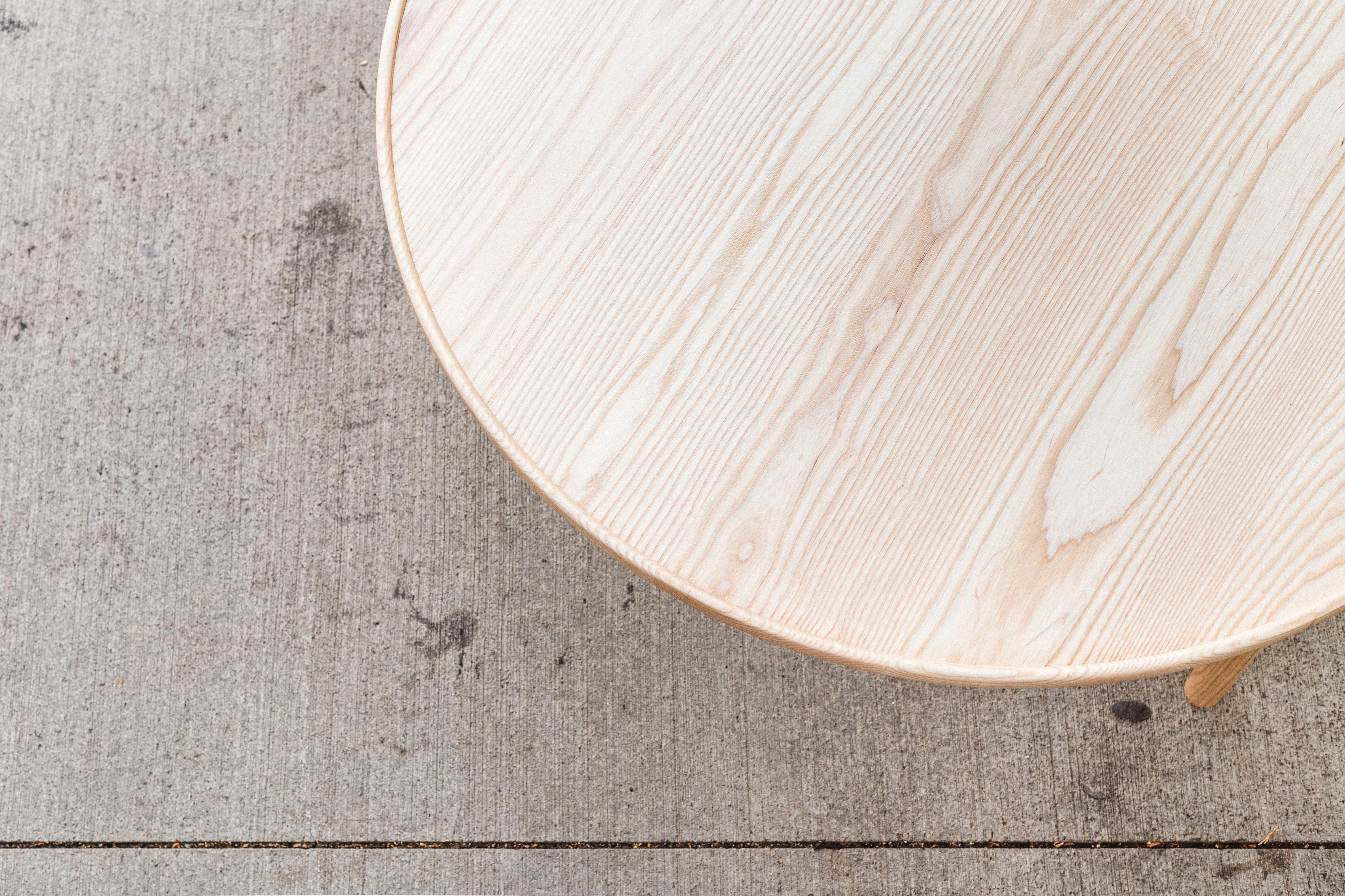Moderne Table basse Fleco en frêne et acier blanc en vente