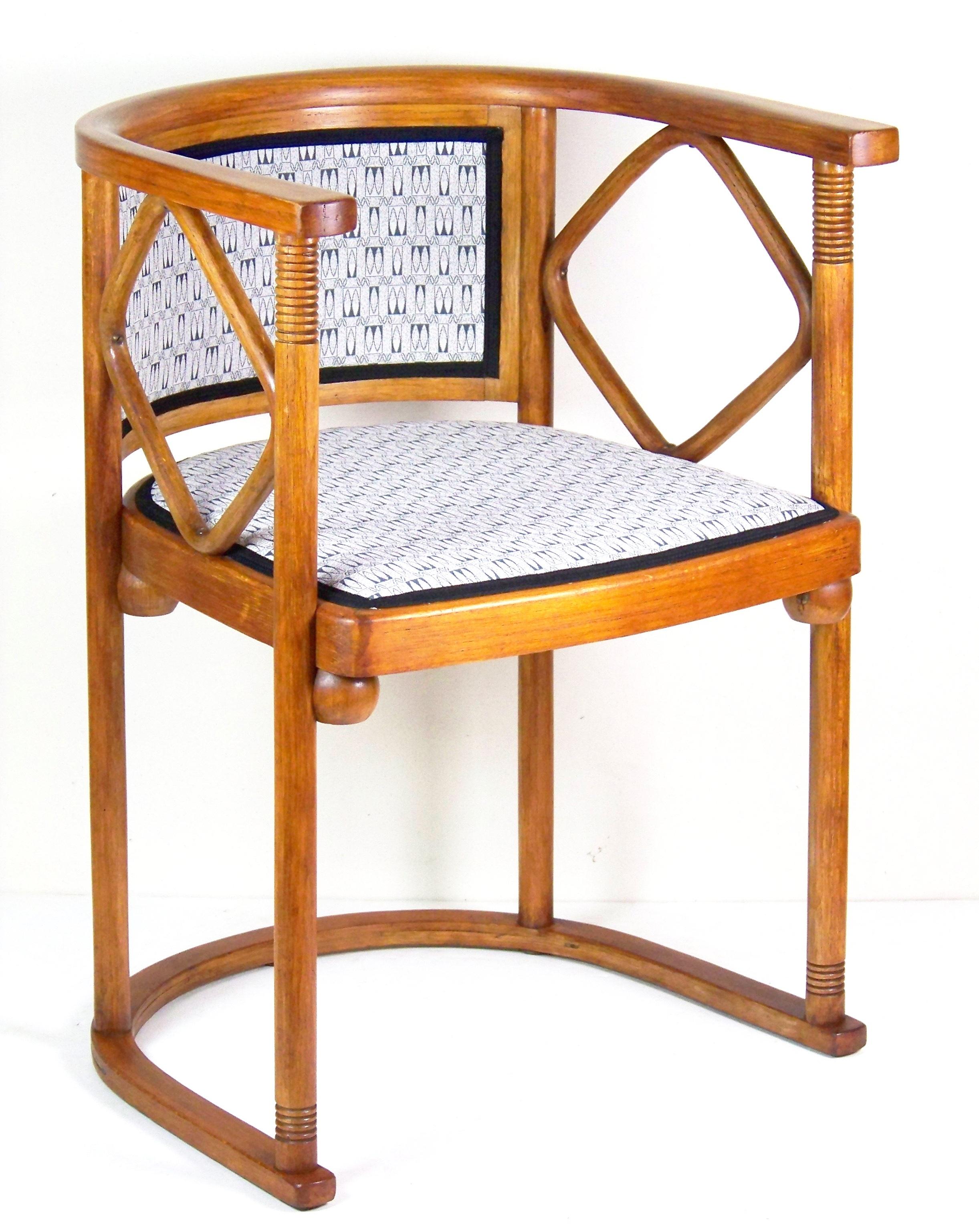 New upholstery, with woven decor inspired by work of Josef Hoffmann. The wooden bases were perfectly cleaned and treated with impregnating oil. Armchair by Josef Hoffmann for Cabaret Fledermaus in Vienna.

