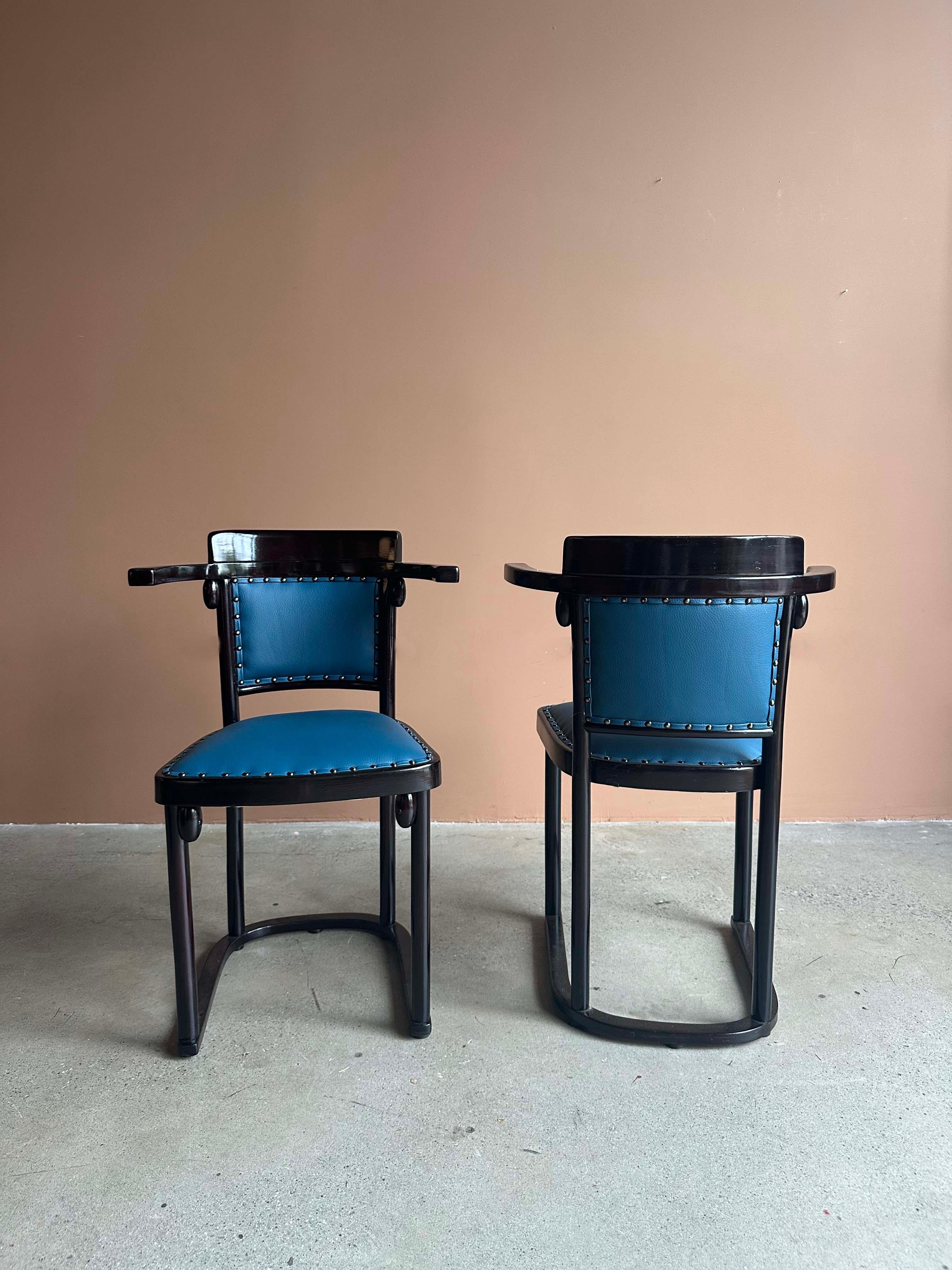 Un par de sillas Josef Hoffman Fledermaus de Thonet totalmente restauradas. Recién retapizado en cuero azul plena flor. Retapizada, la parte inferior tiene una parte recortada para revelar el sello de autentificación. Marco lacado en excelente