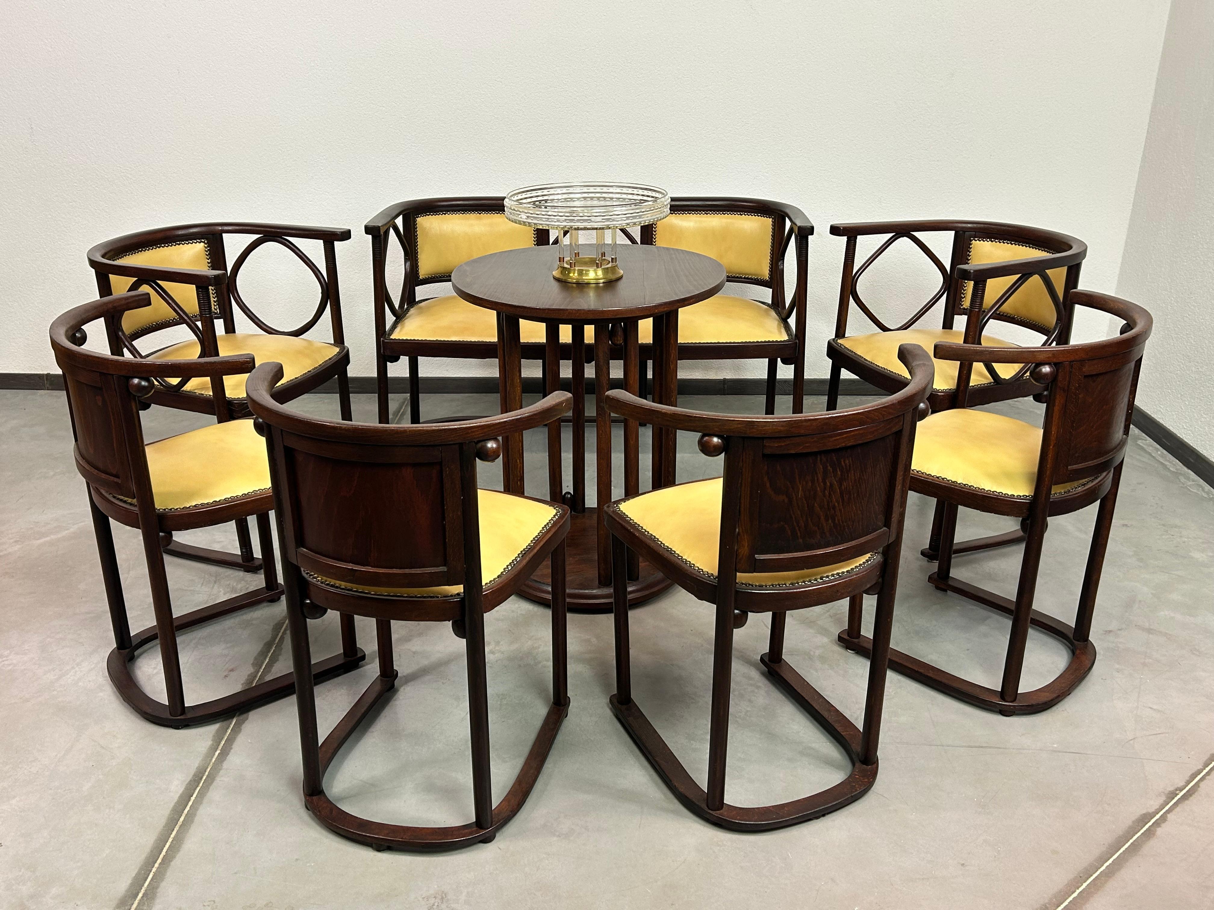 Groupe de sièges Fledermaus par Josef Hoffmann pour Jacob Josef Kohn. Restauré il y a 2 ans dans un nouveau cuir, un nouveau vernis a été appliqué. 

canapé - 130x58x81cm
2x fauteuil - 57x52x77cm
4x chaise - 54x46x 74cm
table - 61x74cm