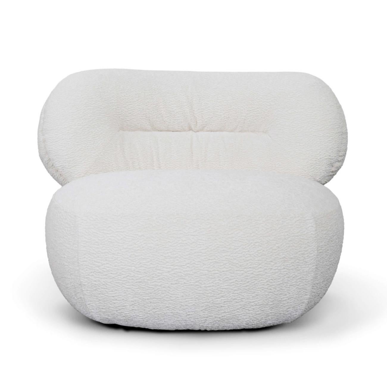 Armchair fleecy lounge with wooden structure,
upholstered with foam and covered with white 
fluffy fabric.
Available with other fabric on request.