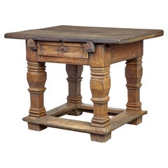 Tavolo fiammingo in rovere intagliato del XVII secolo