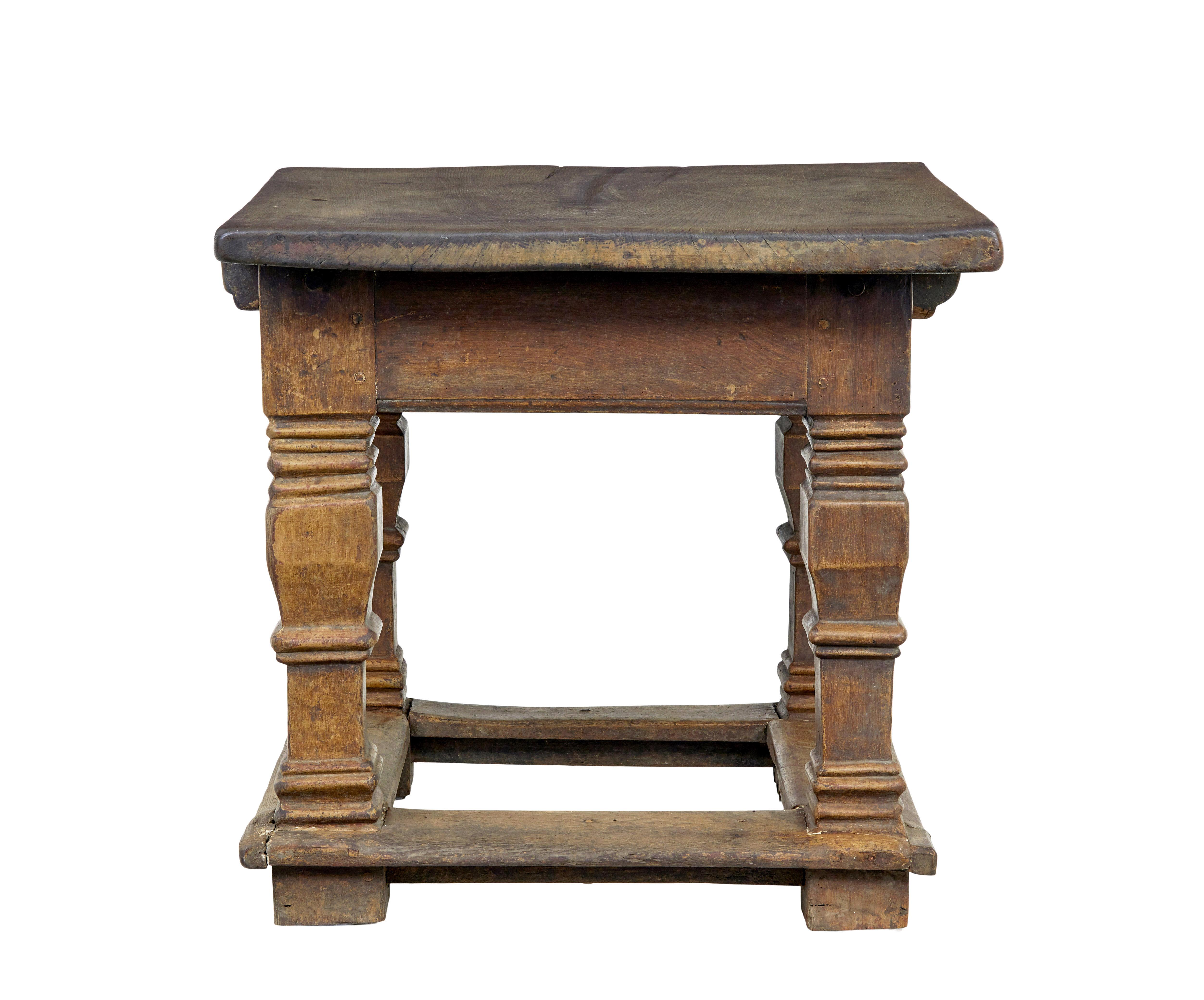 Flemish 17th century Gothic carved oak table en vente 2
