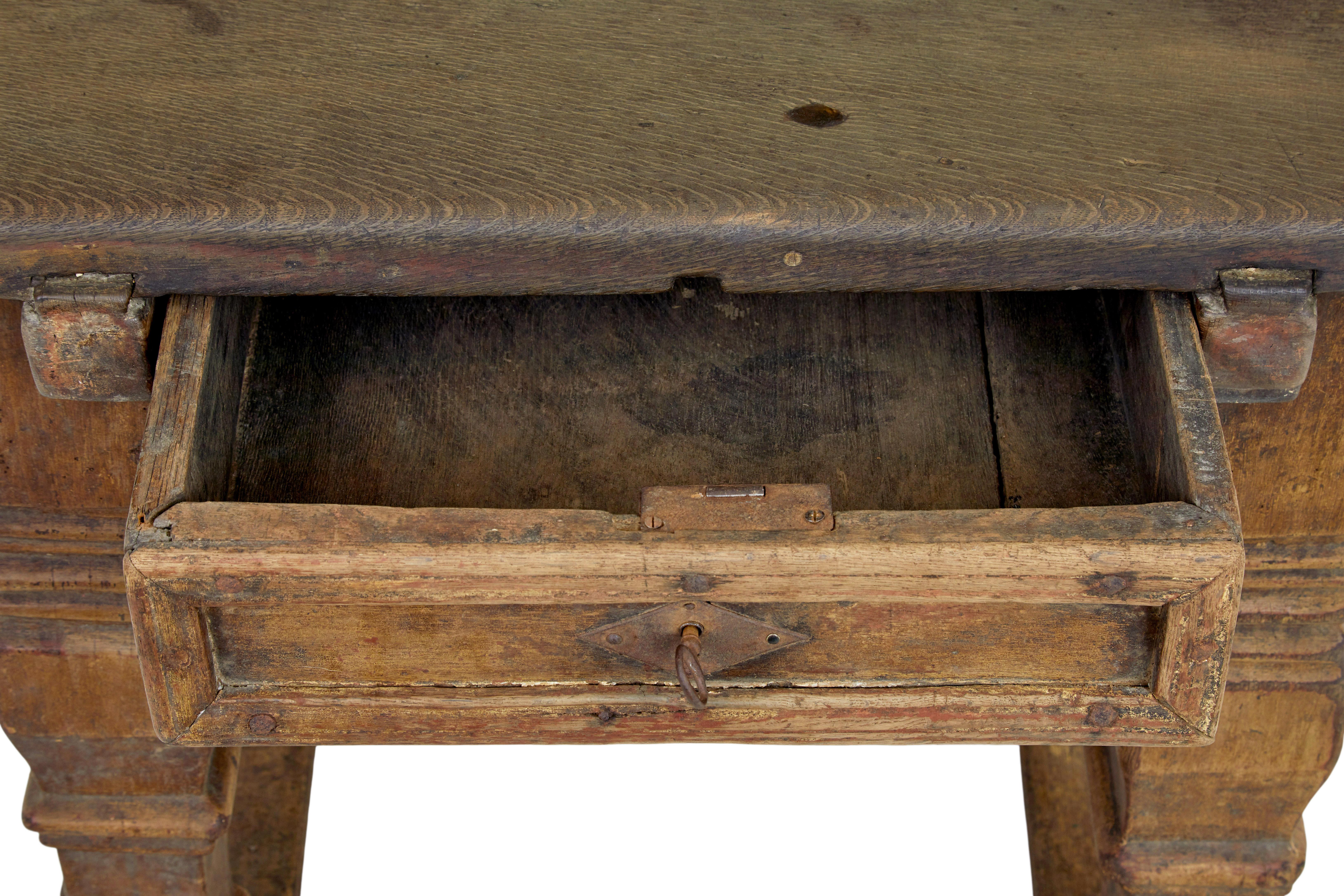 Gothique Flemish 17th century Gothic carved oak table en vente