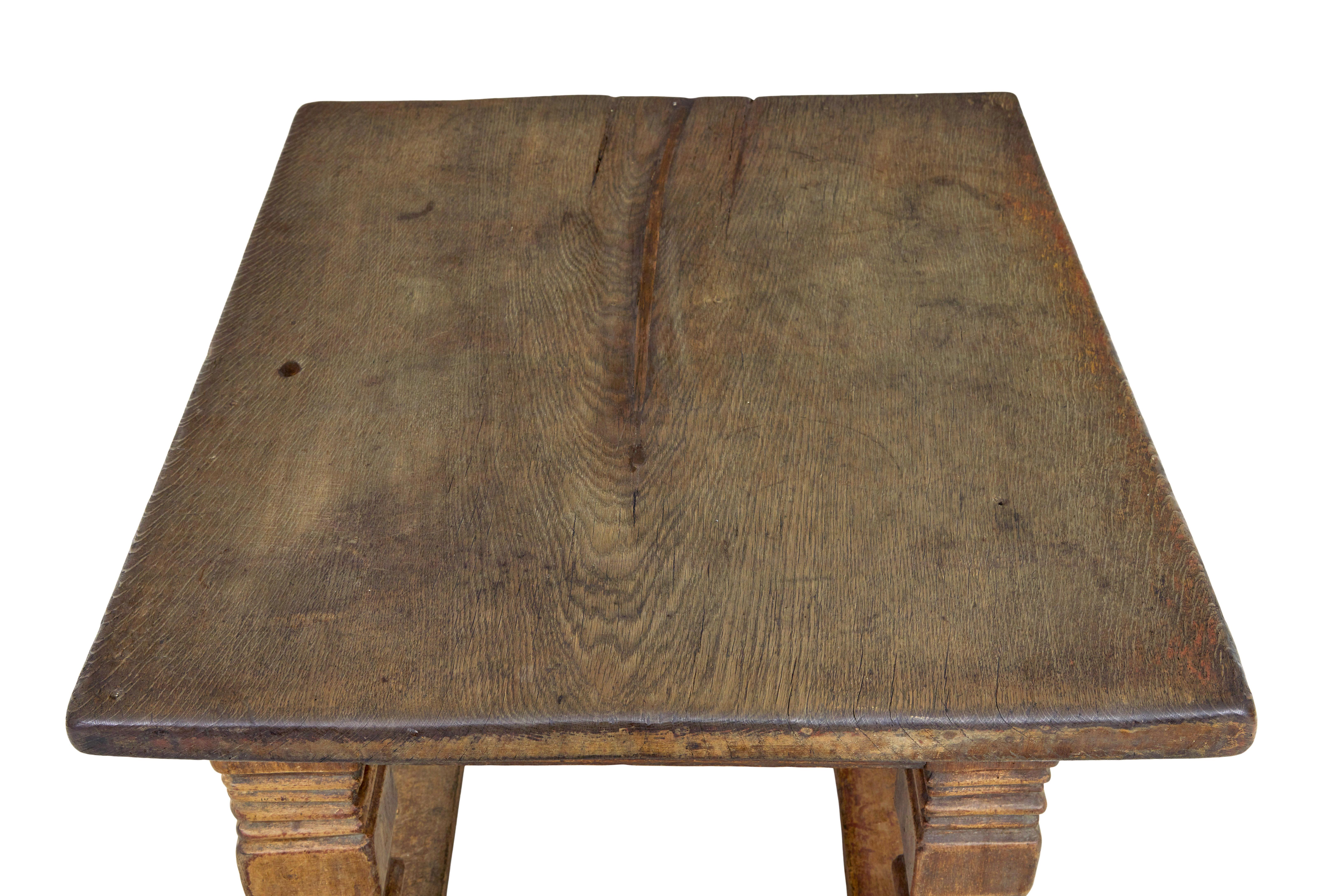 Sculpté à la main Flemish 17th century Gothic carved oak table en vente