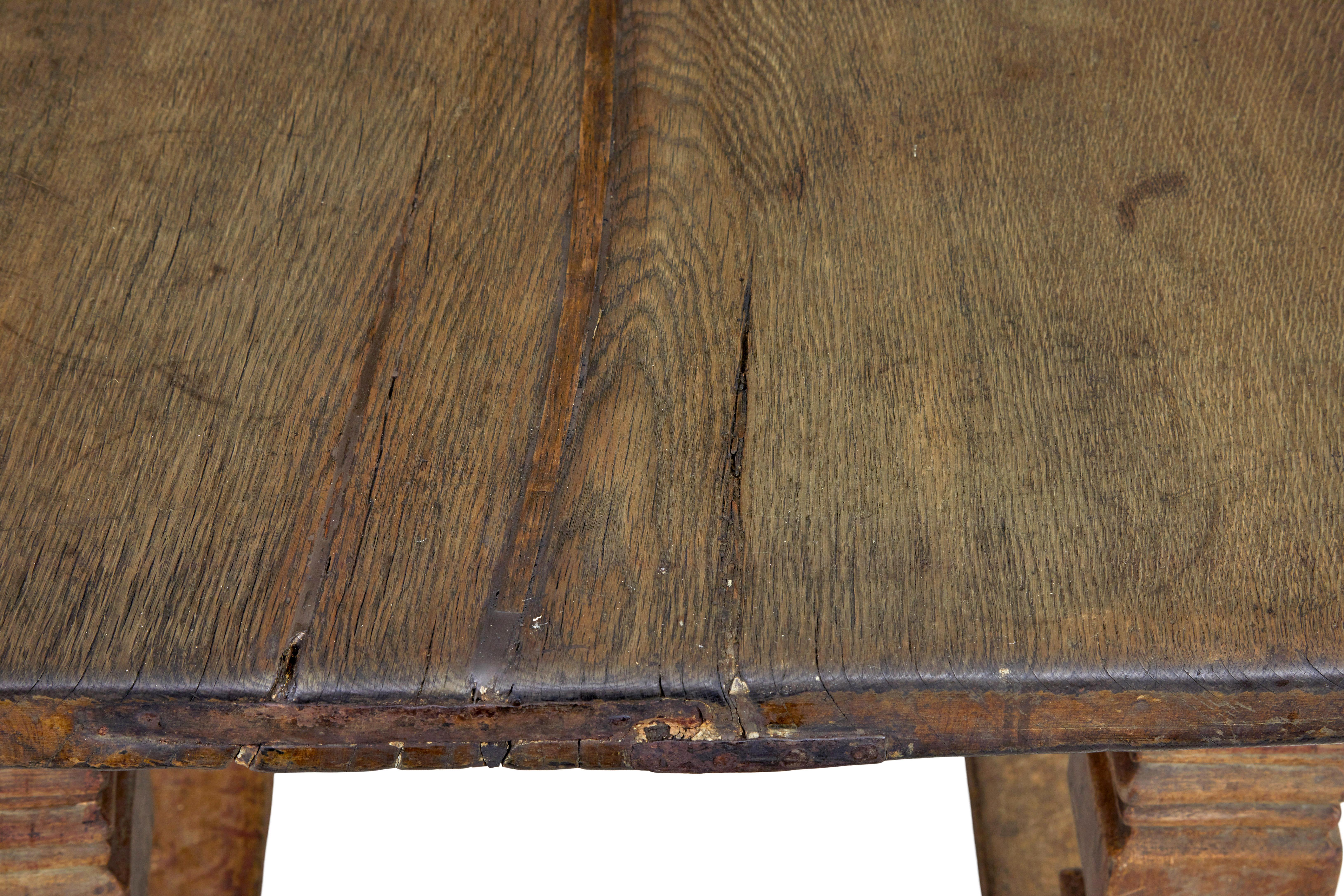 Flemish 17th century Gothic carved oak table État moyen - En vente à Debenham, Suffolk