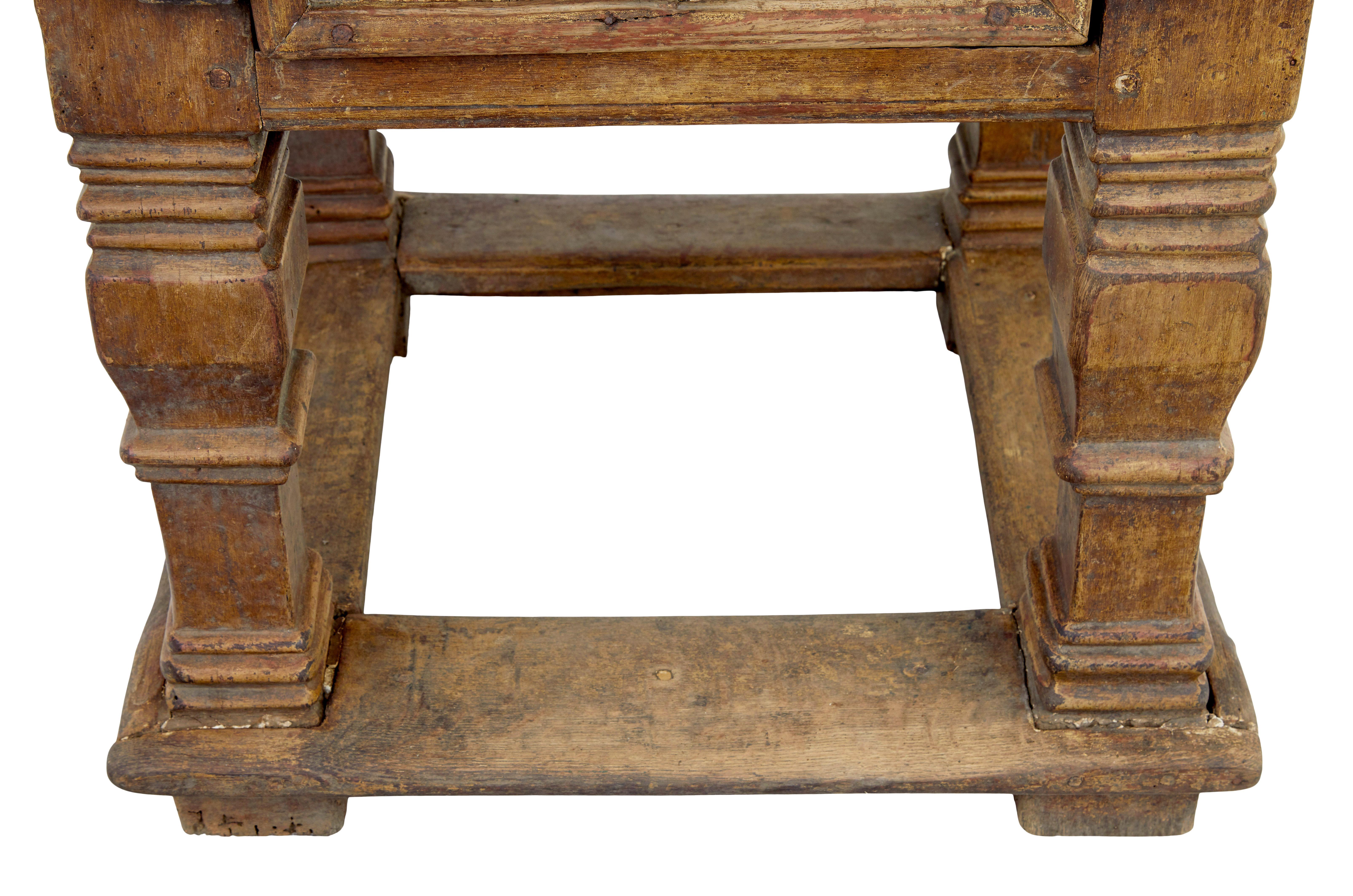 17ème siècle Flemish 17th century Gothic carved oak table en vente