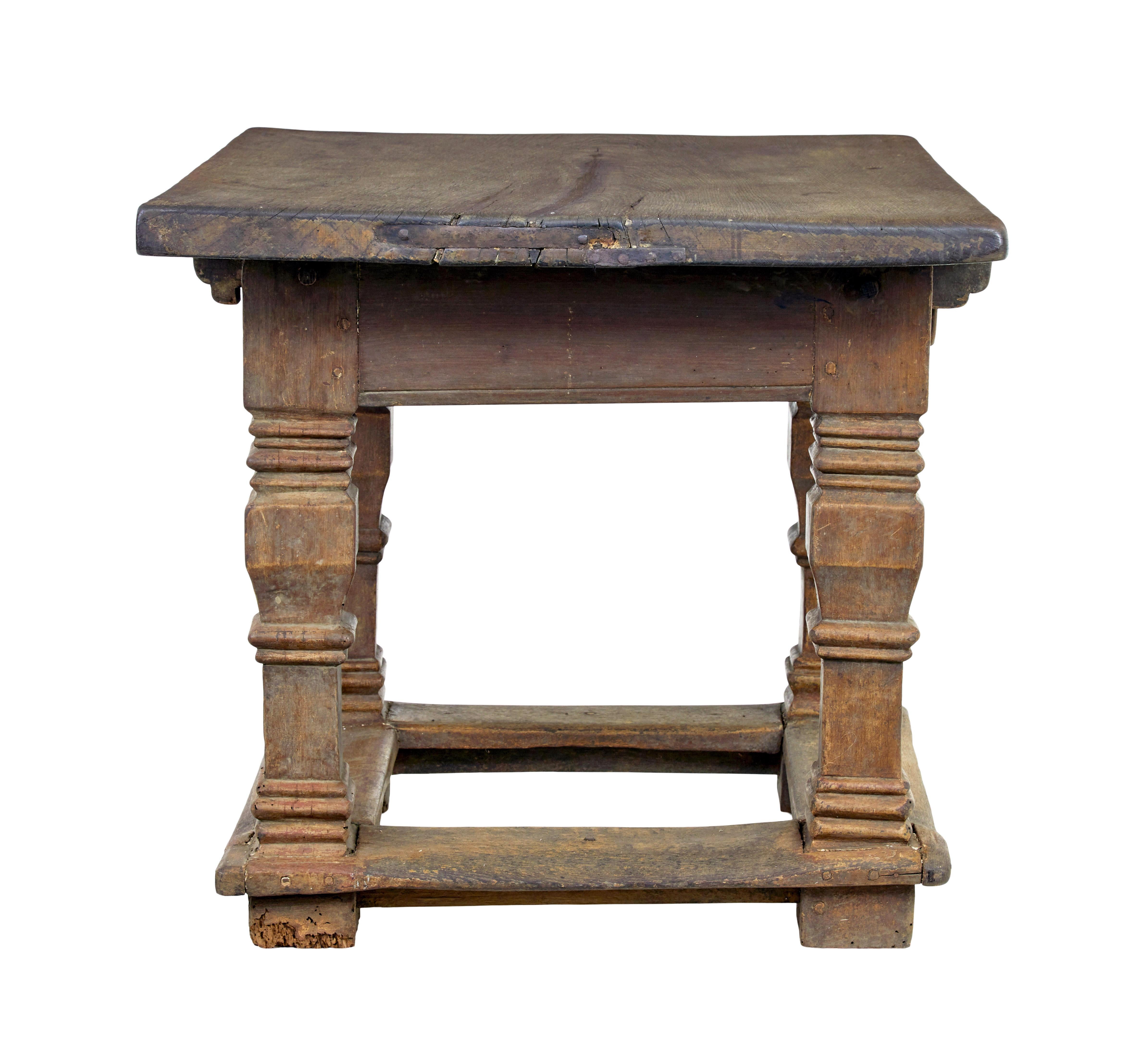 Chêne Flemish 17th century Gothic carved oak table en vente