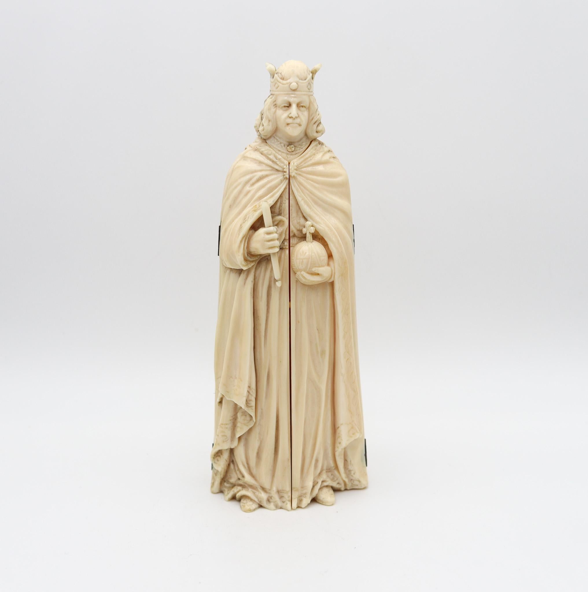 Un triptyque sculpté de l'empereur Charlemagne.

Magnifique sculpture en triptyque d'origine flamande réalisée dans le deuxième quart du XIXe siècle, vers 1850. Il a été soigneusement sculpté avec deux 