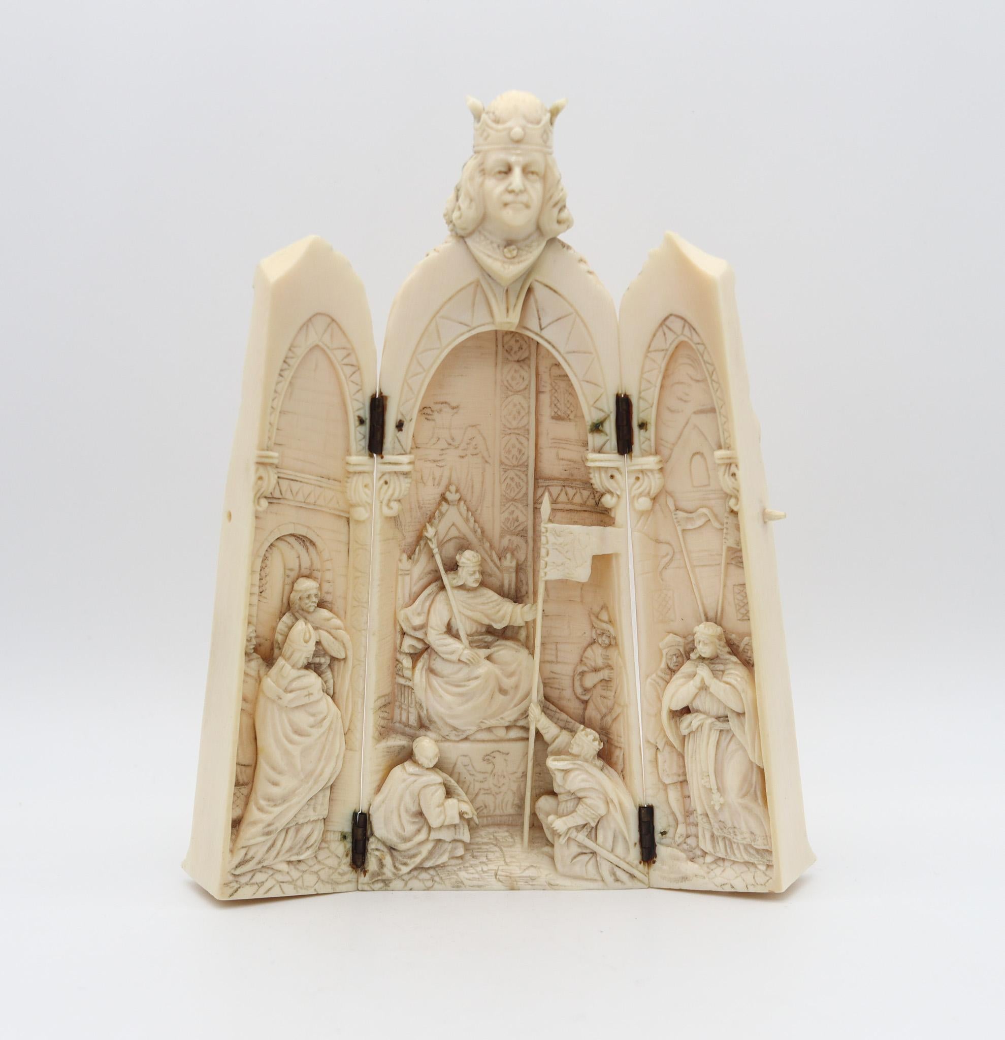 Néo-gothique Triptyque de sculpture flamande de 1850 représentant l'empereur Charlemagne trônant en vente