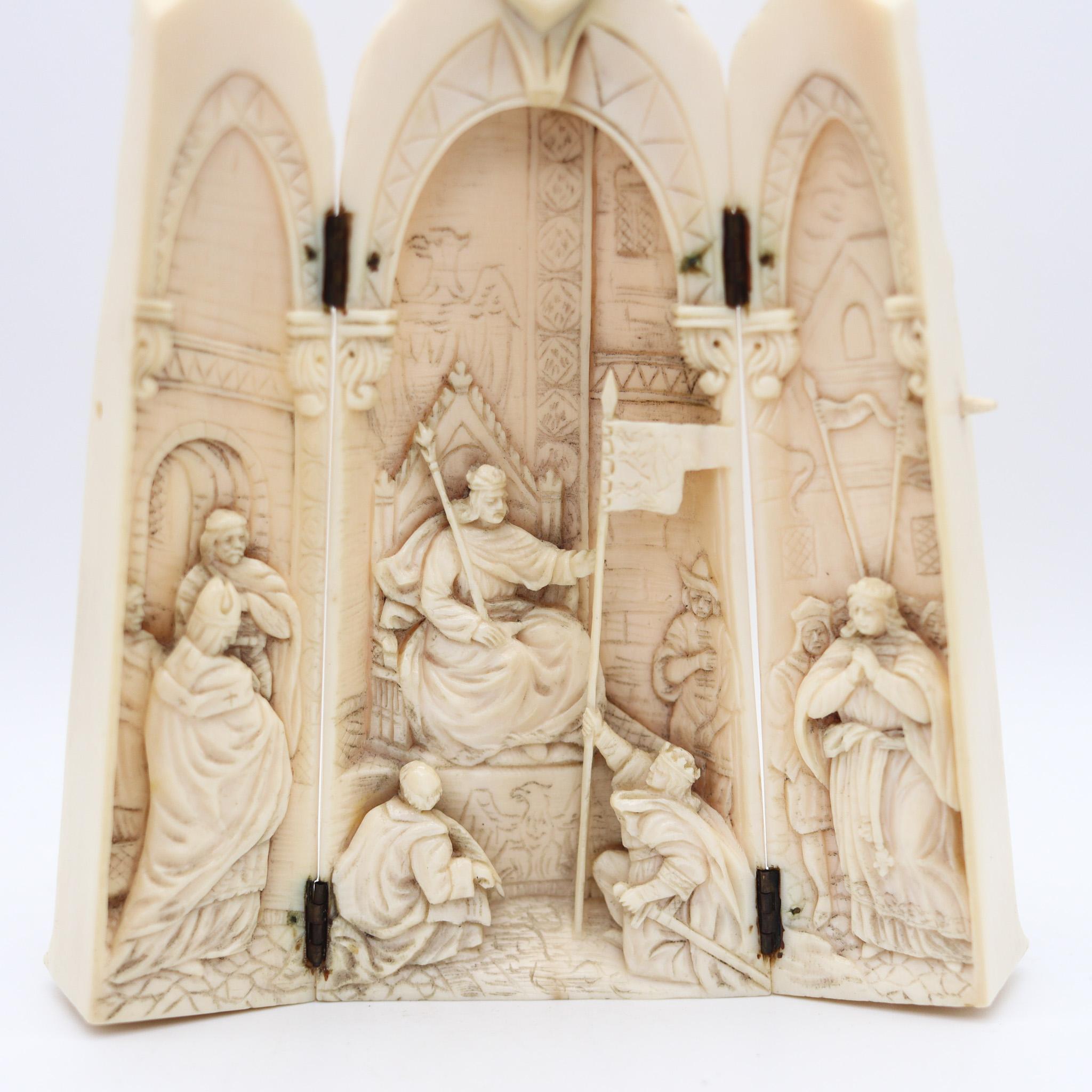 Belge Triptyque de sculpture flamande de 1850 représentant l'empereur Charlemagne trônant en vente