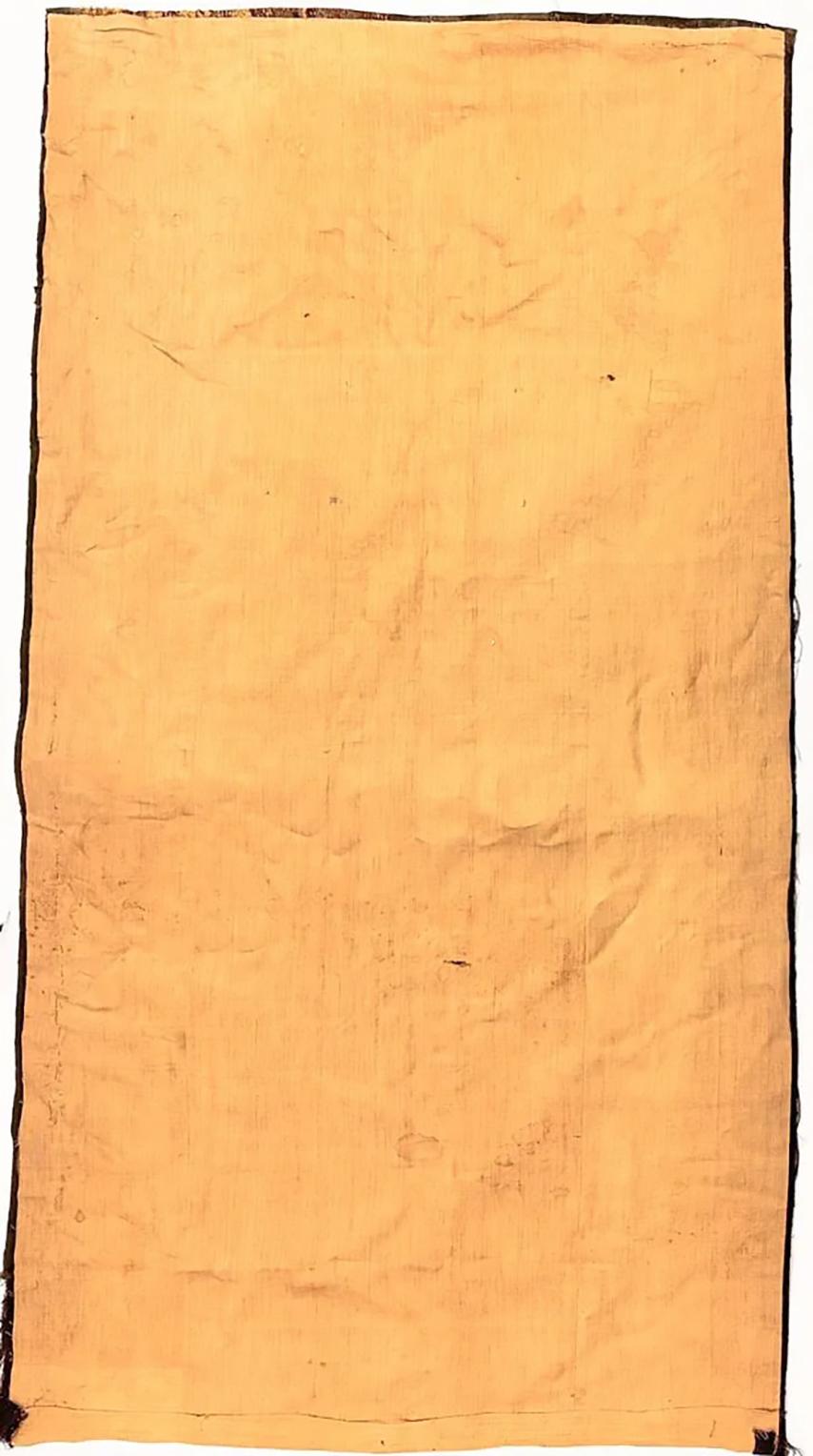 Questo arazzo fiammingo del XVIII secolo raffigura un uomo e una donna in un paesaggio con un bordo floreale sopra e sotto. I bordi sfrangiati e le perdite nel tessuto indicano l'età. Le dimensioni insolite indicano che potrebbe trattarsi di una