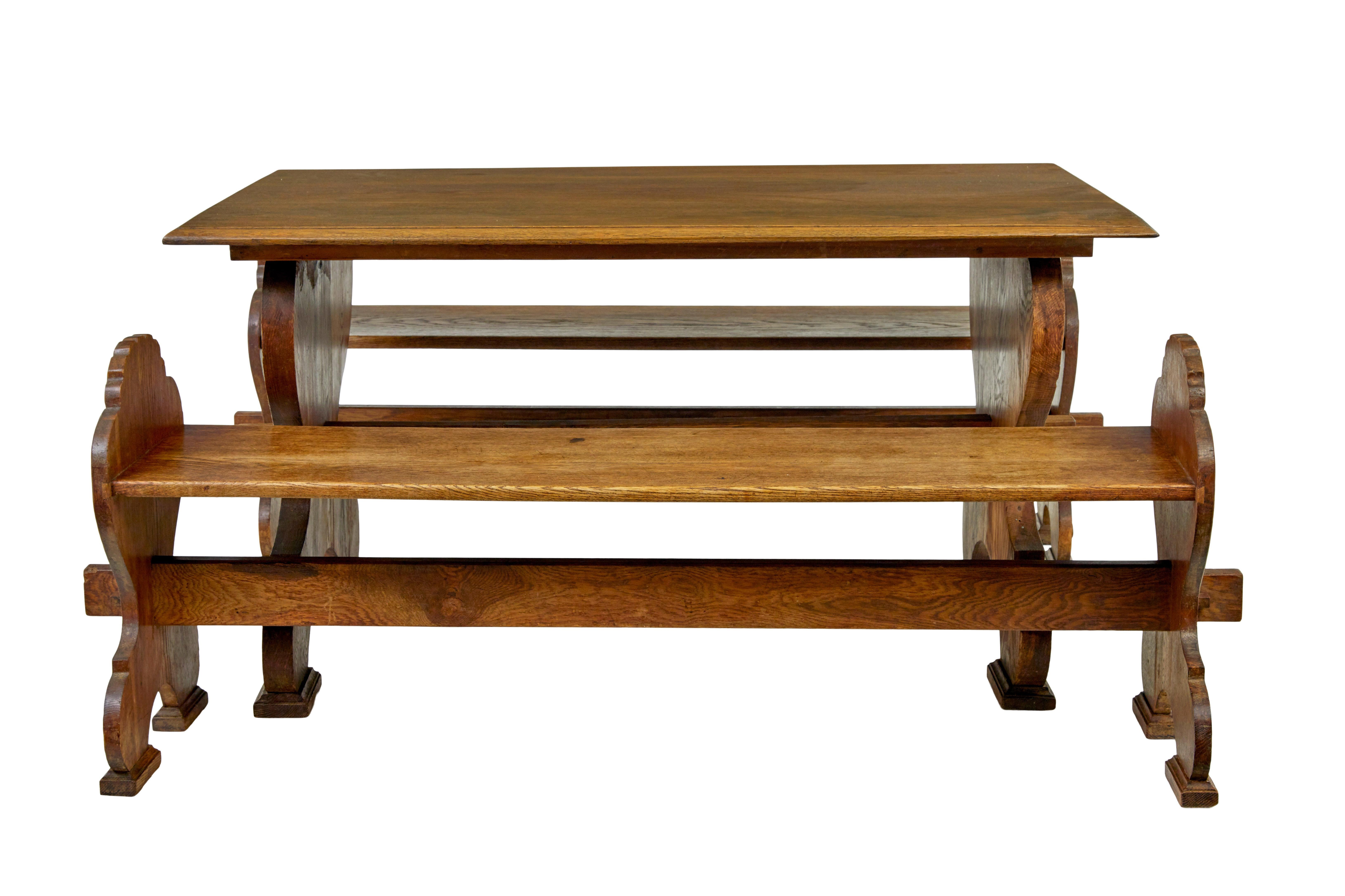 Tavolo da pranzo e panche in quercia intagliata fiamminga del XIX secolo, circa 1890.

Tavolo da pranzo a cavalletto Greene & Greene di ottima qualità e panche abbinate.  Piano semplice in Oak con bordi modanati, fissato alle basi del cavalletto
