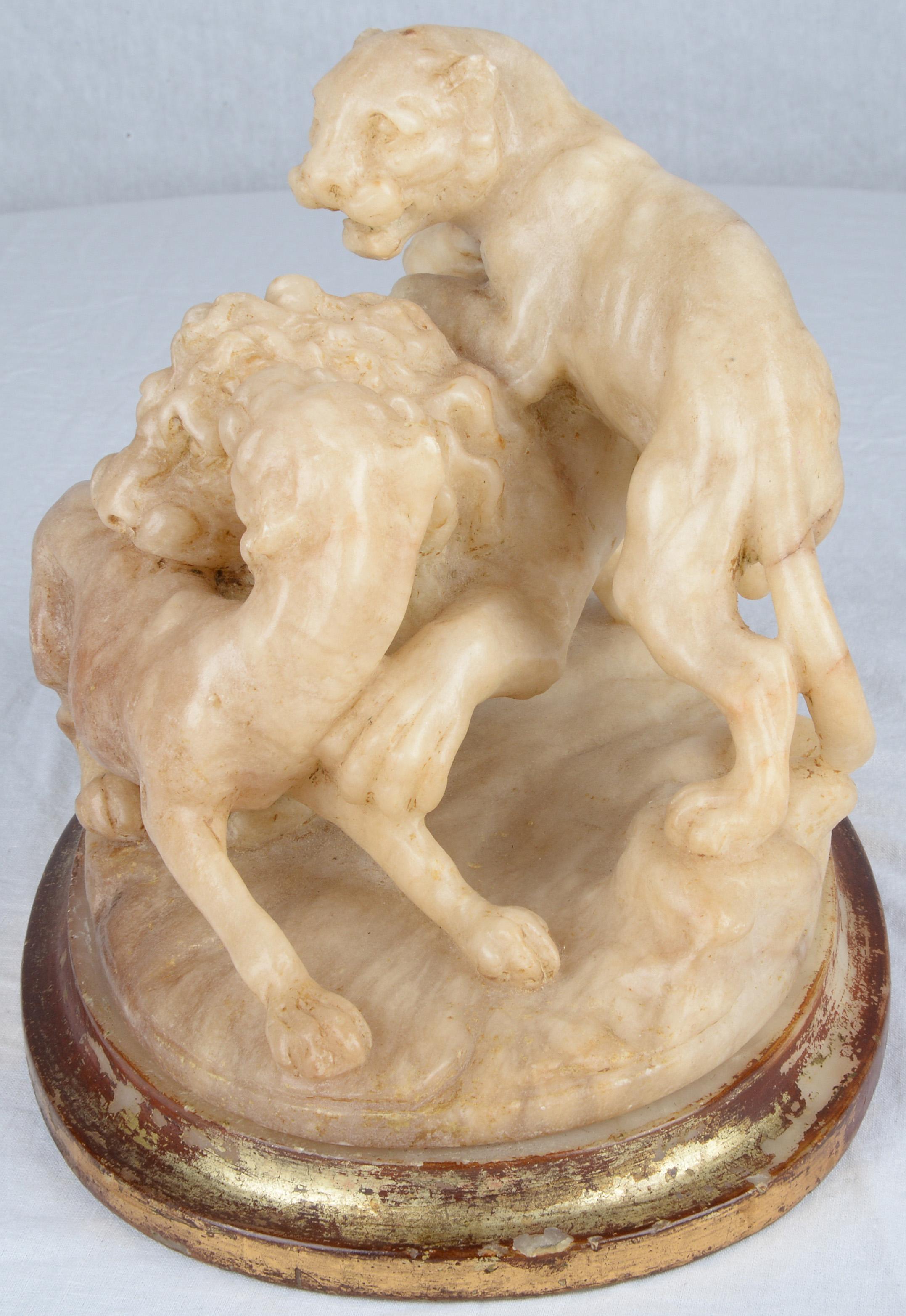 XVIIIe siècle Sculpture en albâtre Flemish Groupe de trois lions en train de jouer en vente