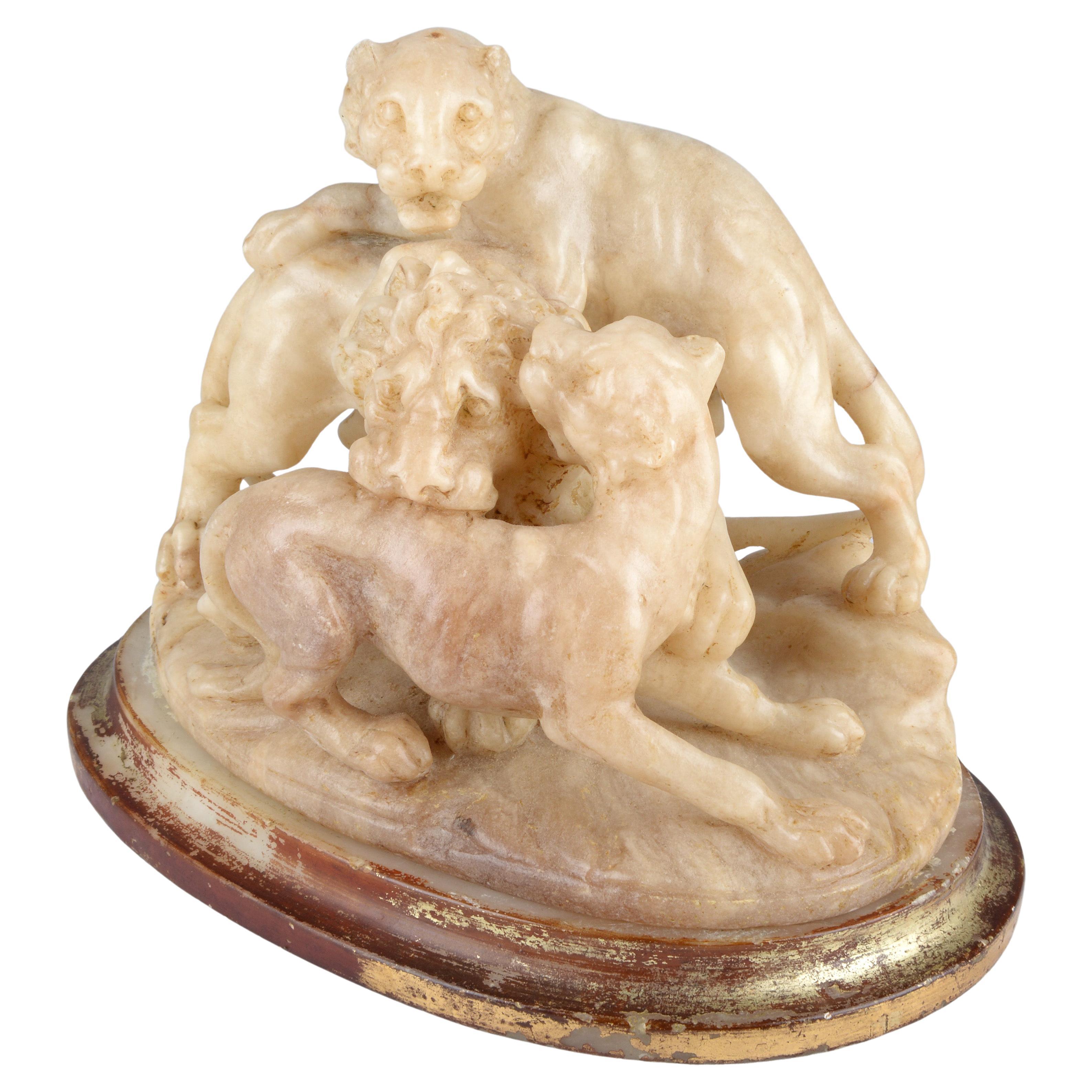 Sculpture en albâtre Flemish Groupe de trois lions en train de jouer en vente
