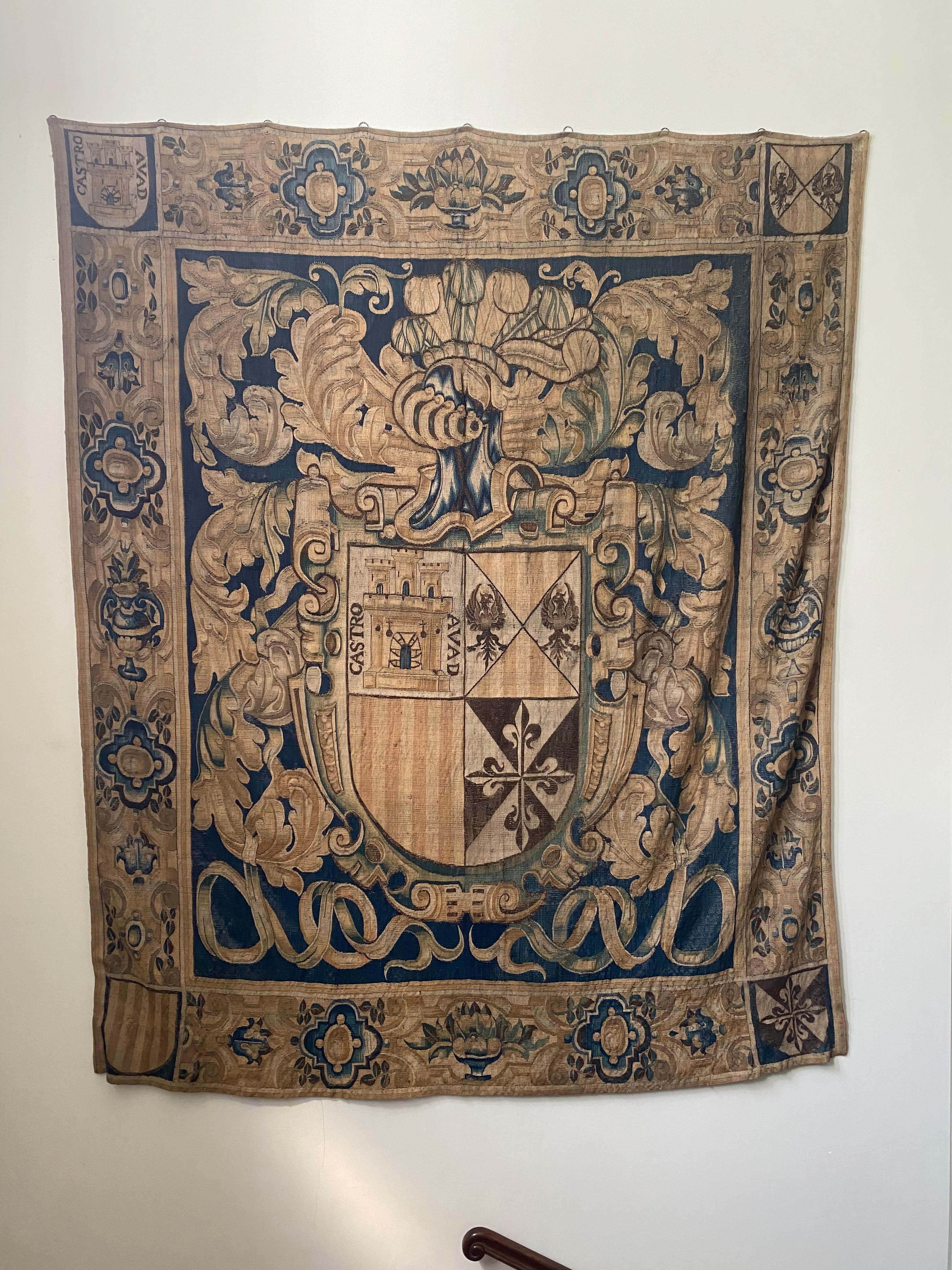 Une tapisserie armoriée flamande. 
Fin du XVIe siècle, probablement espagnol 
Tissé en laine, représentant les armoiries de la dynastie abbasside, combinées à celles de Séville, sous un casque à plumes et au sein d'une volute d'acanthes nouées par