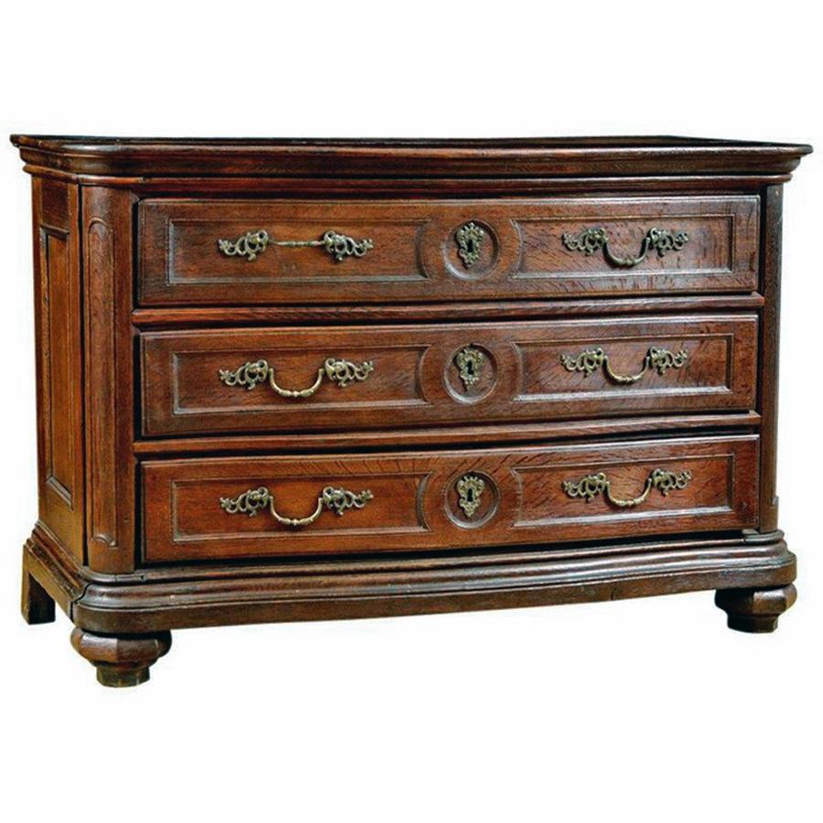 Flemish commode or chest of drawers in oak with serpentine front and three drawers with original hardware, rich brown patina, circa mid-late 1700s.

Measures: 53 1/2