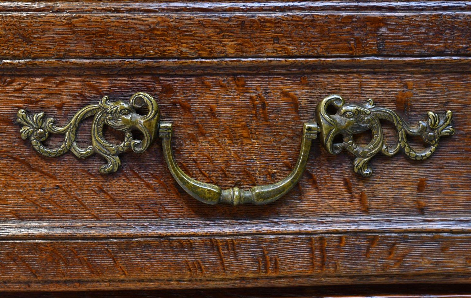 Cassettiera barocca fiamminga in ricca quercia europea, circa 1770 in vendita 1