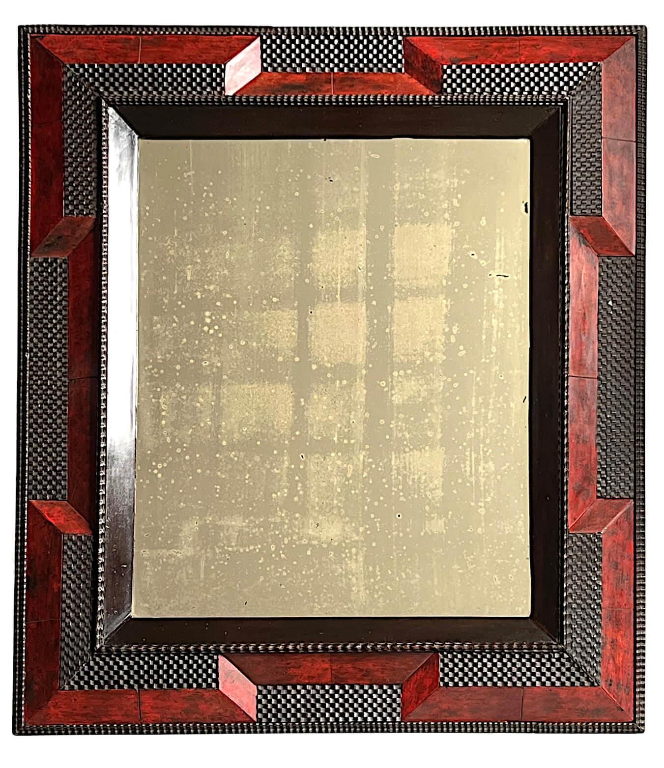 Squisita specchiera o specchio barocco olandese o fiammingo della metà del XVII secolo, con cornice originale ebanizzata e dipinta a finta tartaruga, dal disegno geometrico con angoli rientranti e bordi composti a intreccio di cesti, increspature e