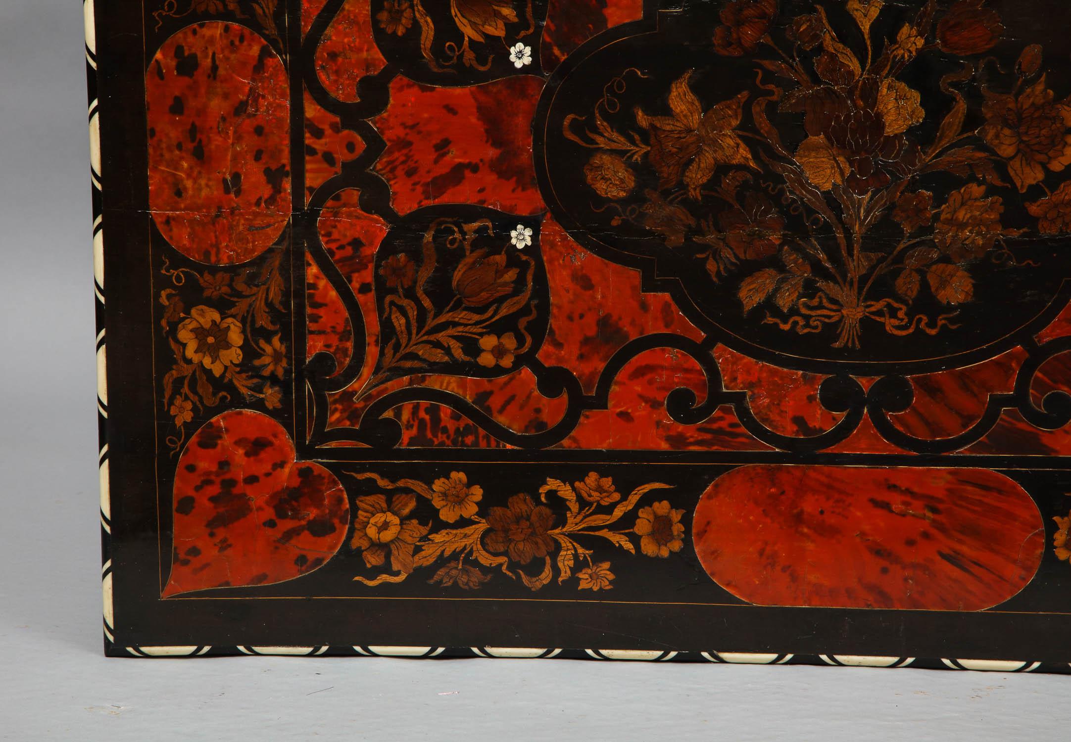 Table décorée de marqueterie baroque flamande en vente 7