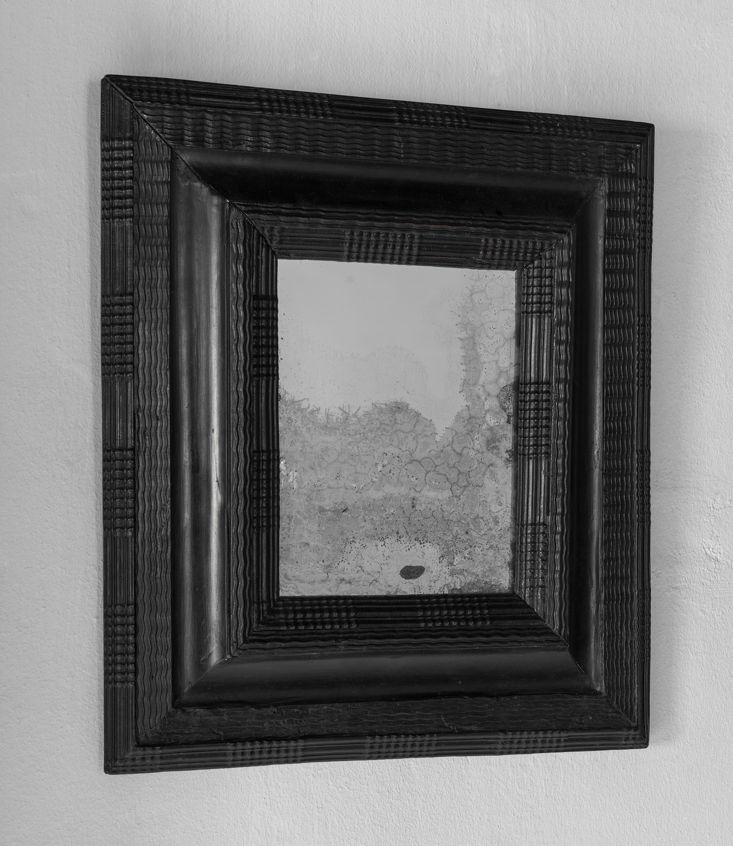 Impressionante specchio del periodo barocco fiammingo. Bella lastra di specchio in vetro di mercurio, forse originale, con qualche macchia. 
Un pezzo di buona qualità che ha un grande impatto visivo. Perfetto in un ambiente moderno o