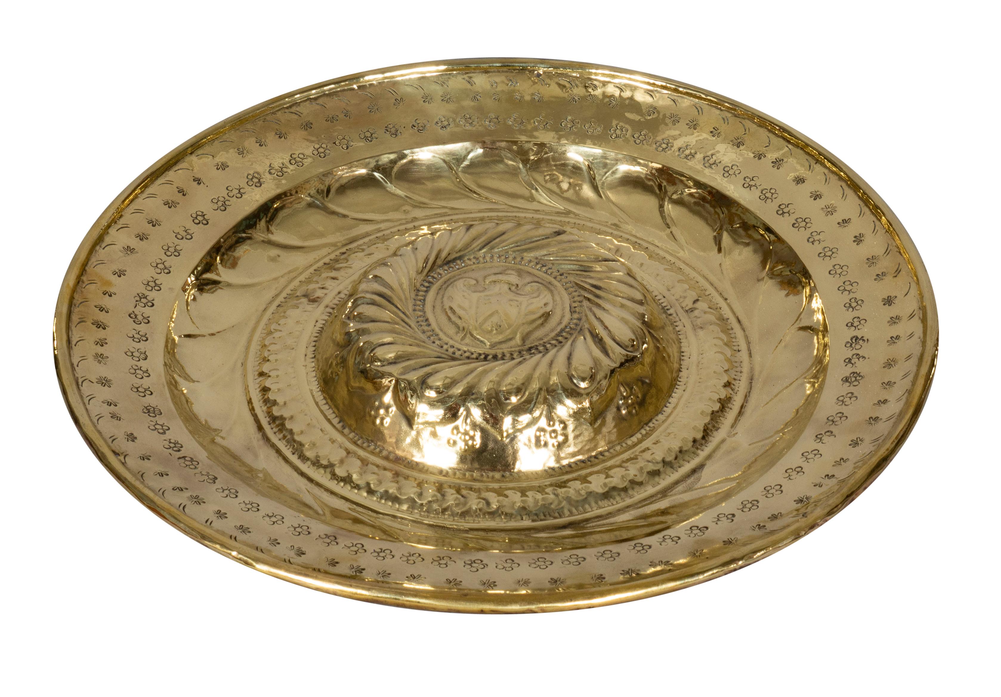Plaque d'aumône en laiton Flemish en vente 1