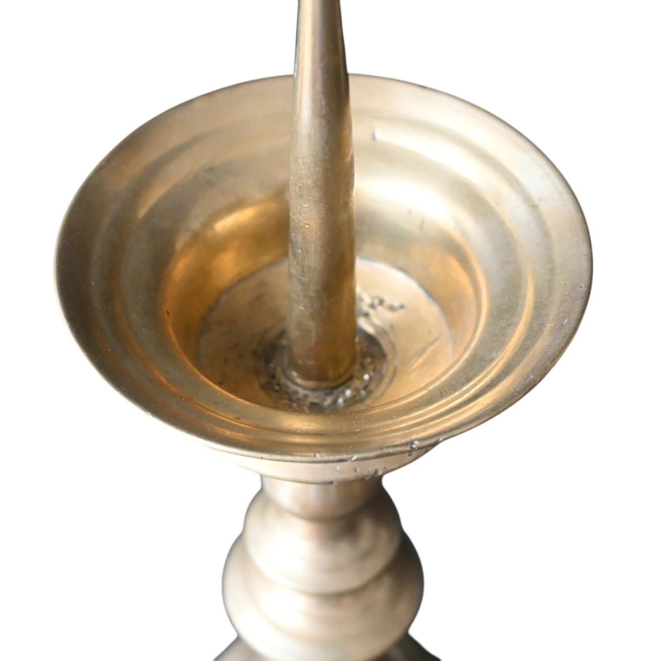 Flemish Bronze Candlestick From The End Of The 16th Century In Good Condition For Sale In Bilzen, BE