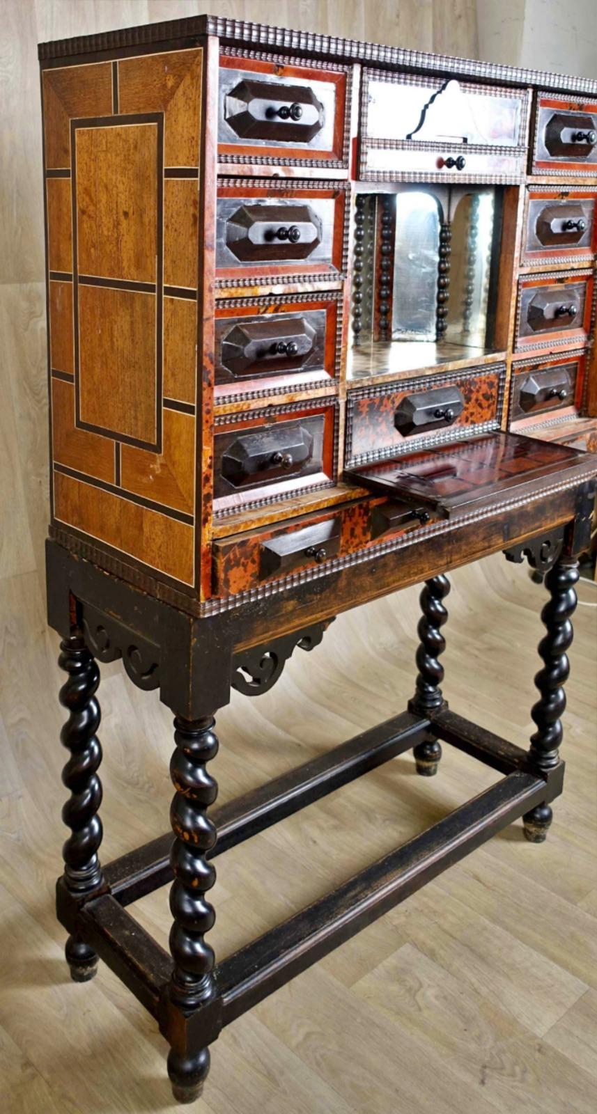 Cabinet flamand Anvers 17ème siècle


Il comporte dix tiroirs soulignés de moulures guillochées et ornés de petits boutons tournés. 

Elle est décorée, en son centre, d'un théâtre à fond de miroir et damier en os et bois de rose. 

La ceinture