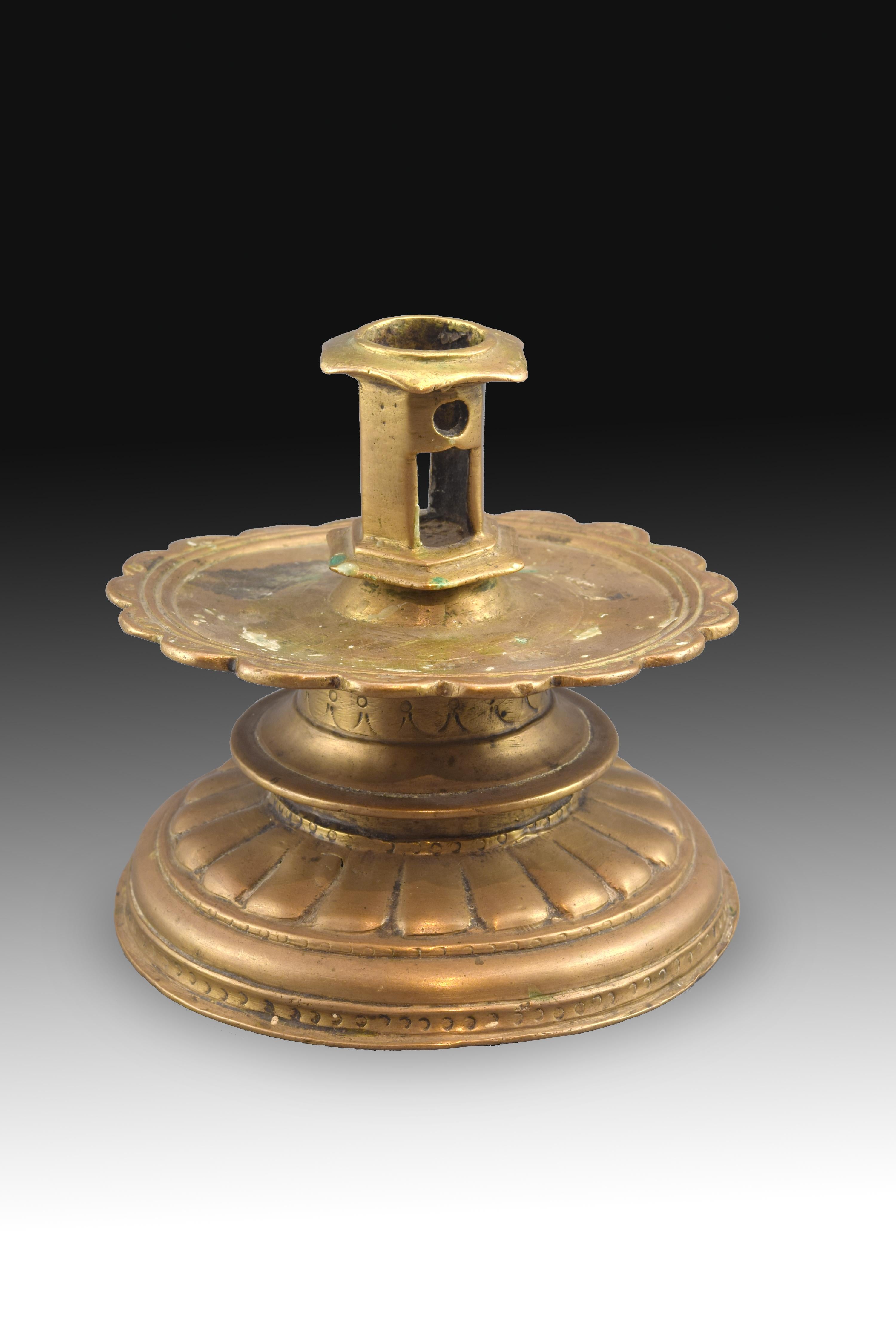 The shapes presented by this candleholder (which look like a reel or a bobbin, hence the name) do not follow the usual Flemish pieces of the time, much simpler. Compare, for example, with other pieces such as the Flemish candleholder dated between