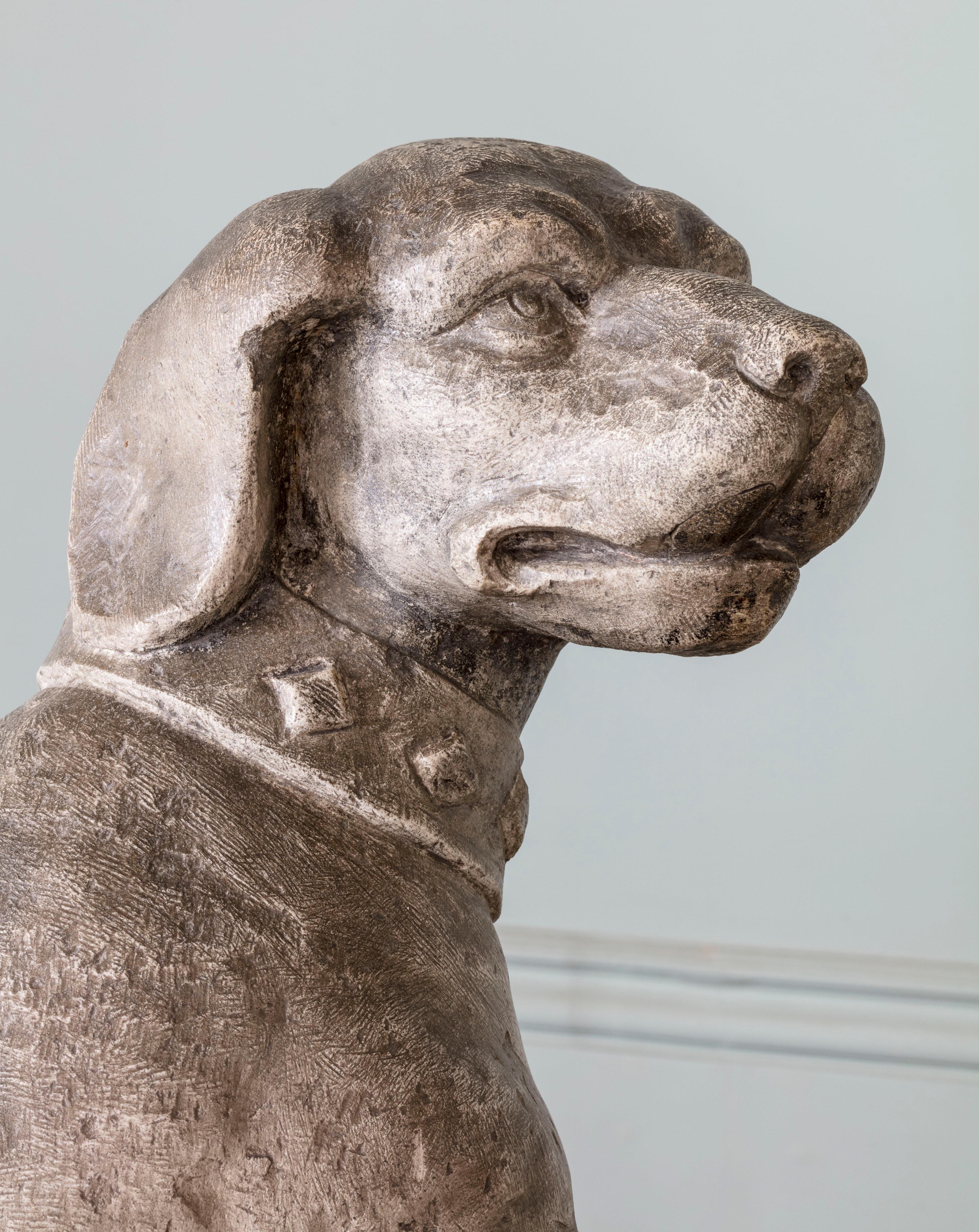 Statua in pietra calcarea intagliata del XVII secolo raffigurante un cane seduto.

Informazioni aggiuntive:
Dimensioni: 