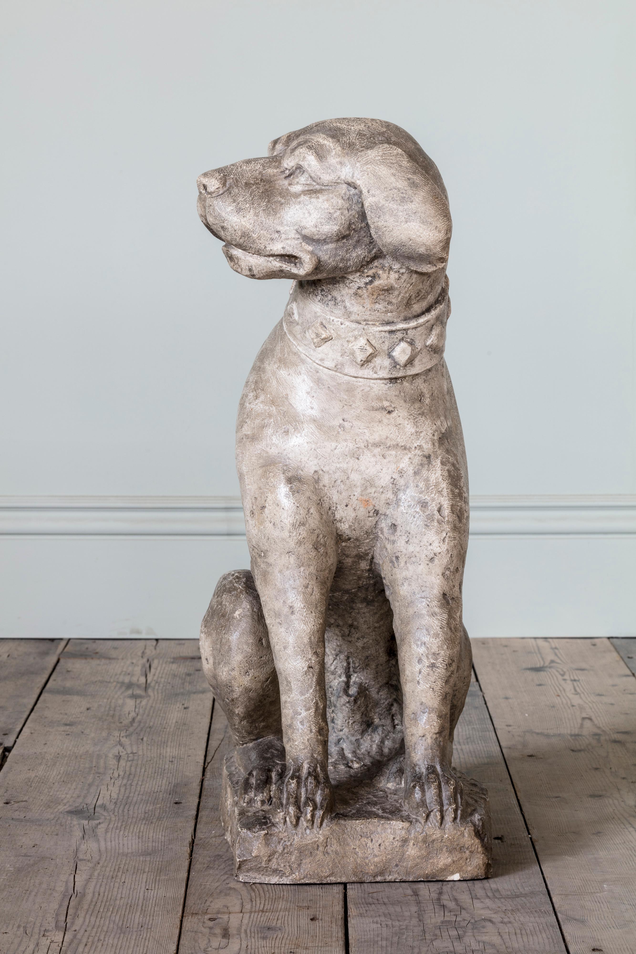 Intagliato Statua fiamminga in pietra calcarea scolpita di un cane seduto, XVII secolo in vendita