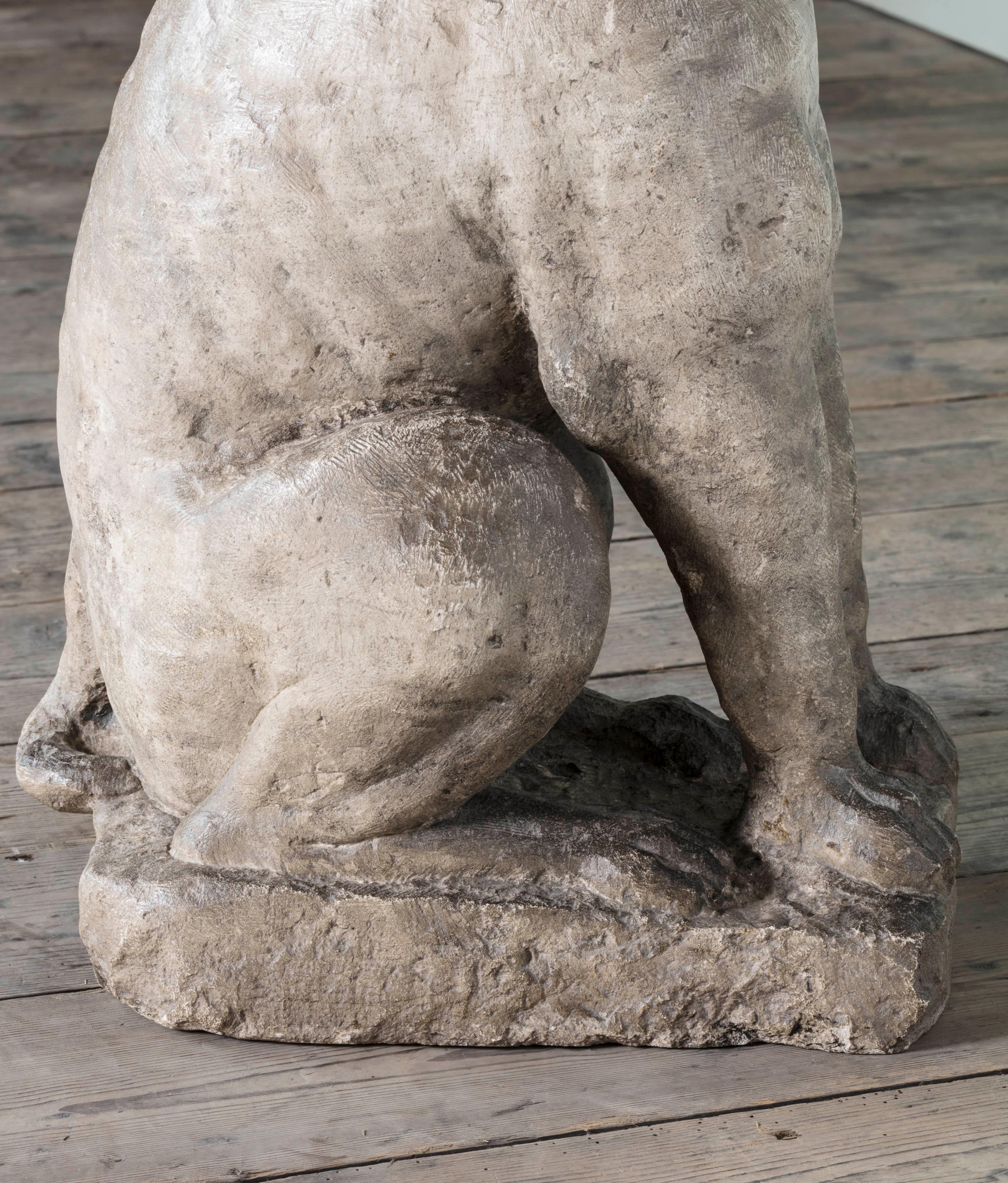 Statua fiamminga in pietra calcarea scolpita di un cane seduto, XVII secolo In condizioni buone in vendita a London, GB