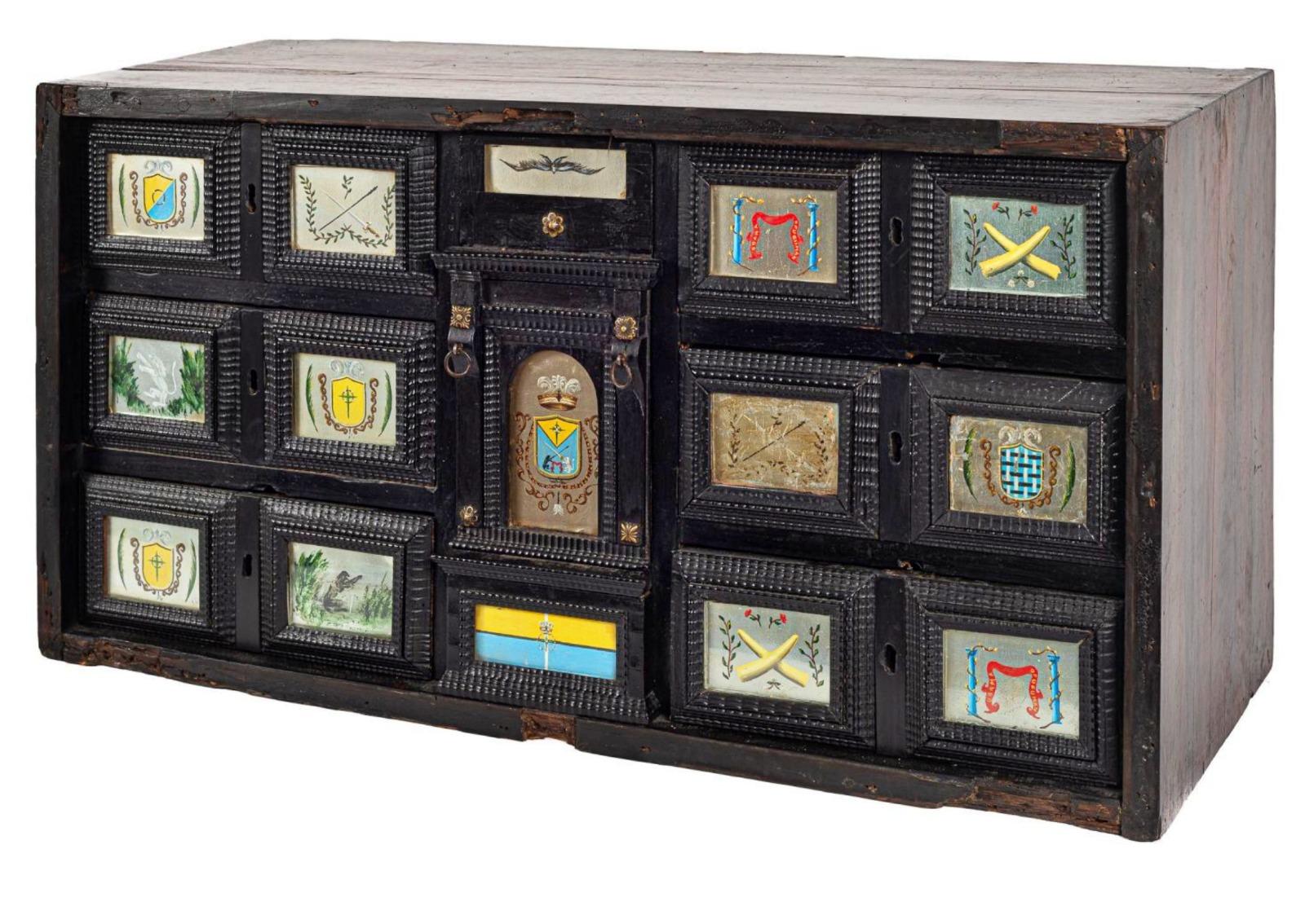 Corbeille à cercueil flamande, XVIIe siècle
En bois de noyer et ébonisé. Neuf tiroirs avec façades en miroir peint.
38 x 73,5 x 30 cm.
bon état.